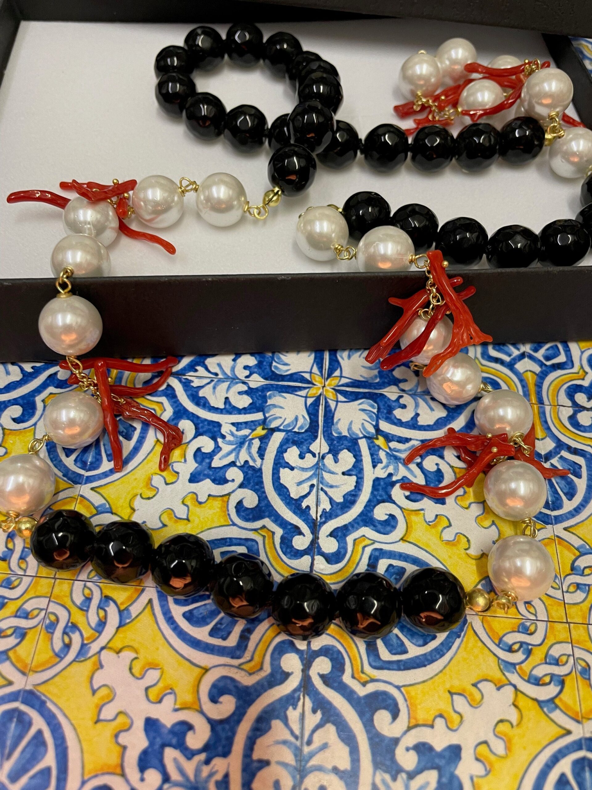 Collana lunga, onice, perle maiorca e rami di corallo del mediterraneo. Collane caratteristiche siciliane