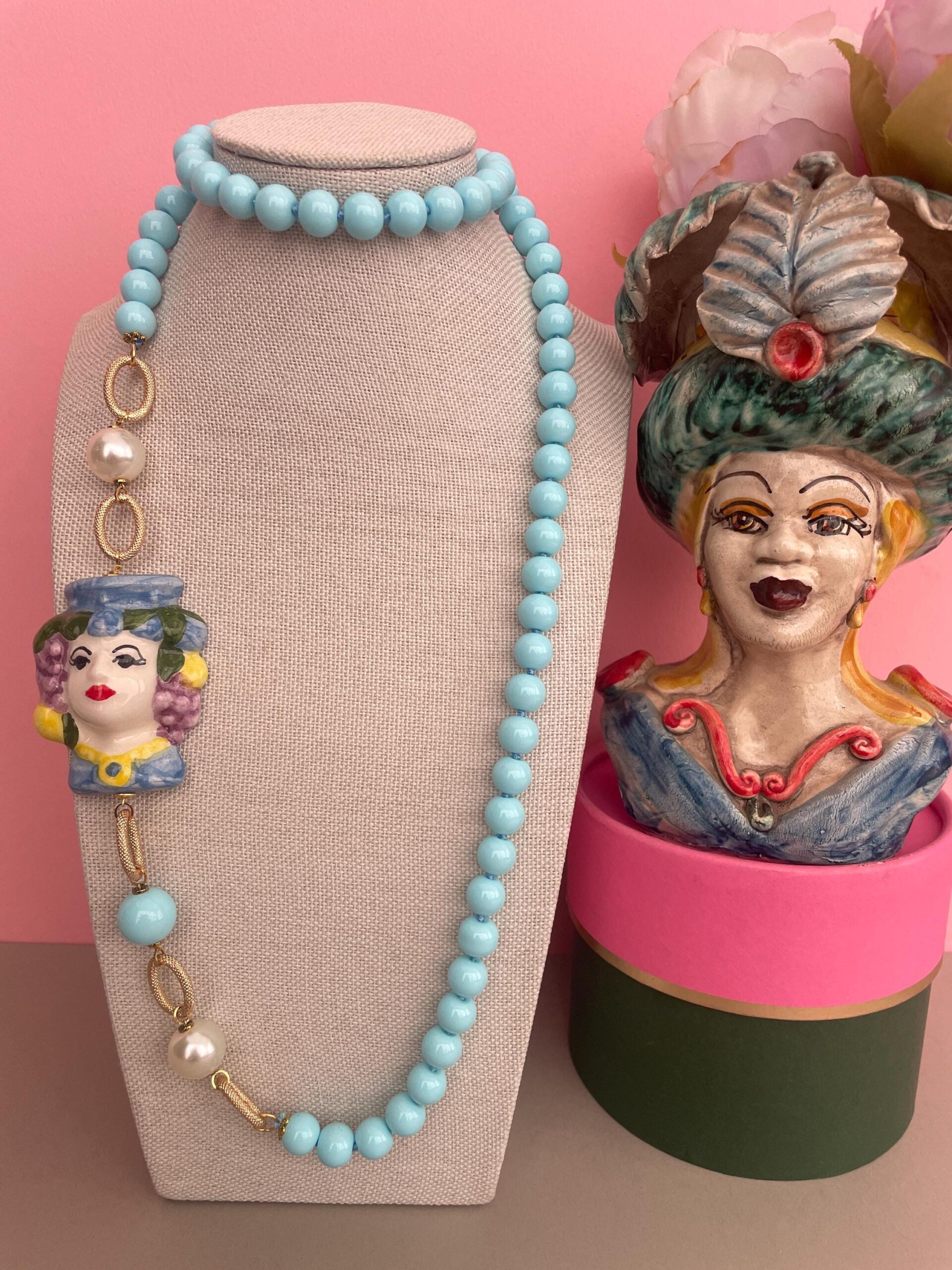 Collana siciliana artigianale turchese annodata a mano con Testa di Moro di Caltagirone. Collane caratteristiche siciliane