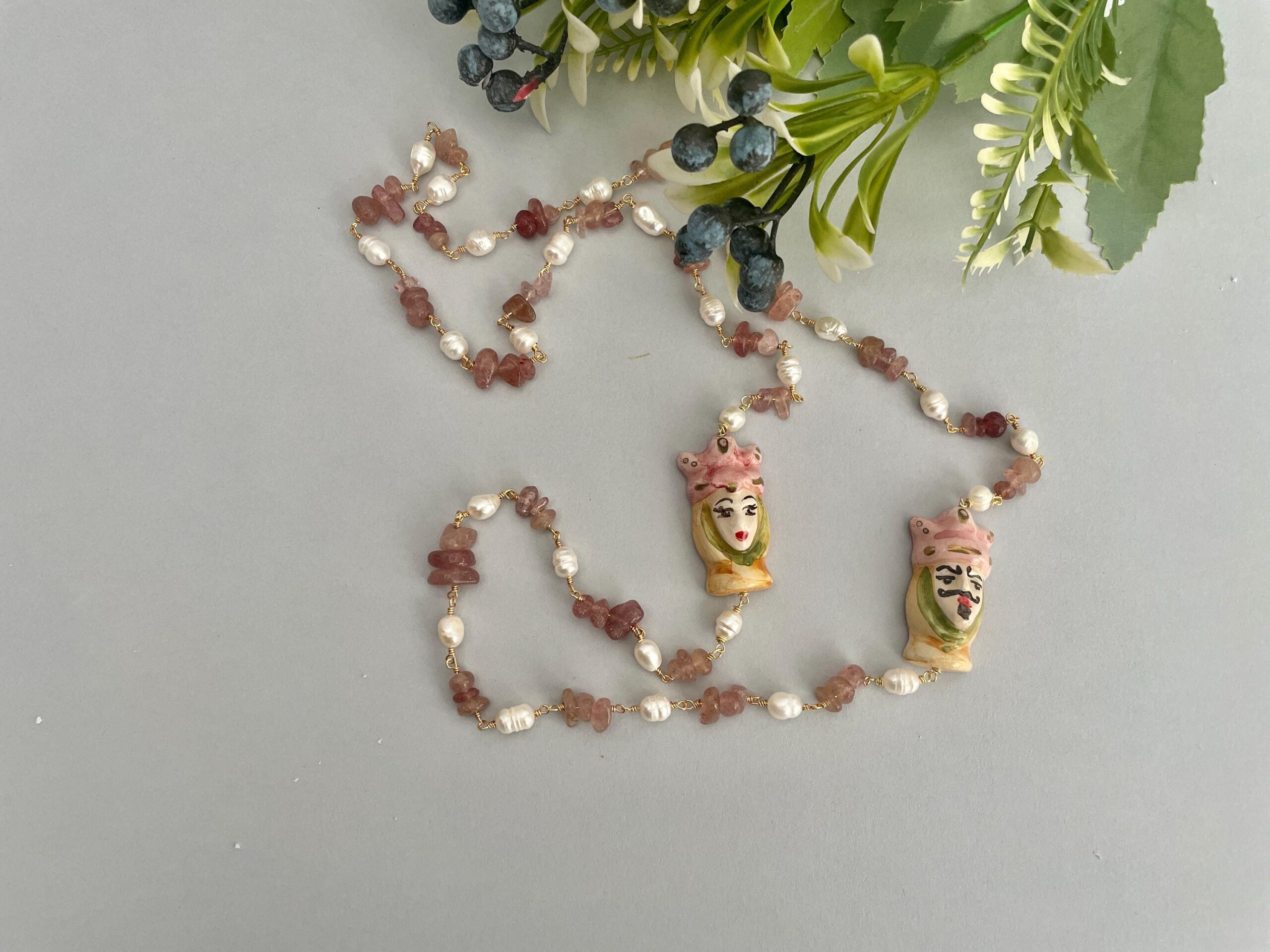Collana siciliana, collana maxi, catena rosario Tormalina e pietre di fiume, Teste di mori di ceramica di Caltagirone, collana unisex. Collane caratteristiche siciliane