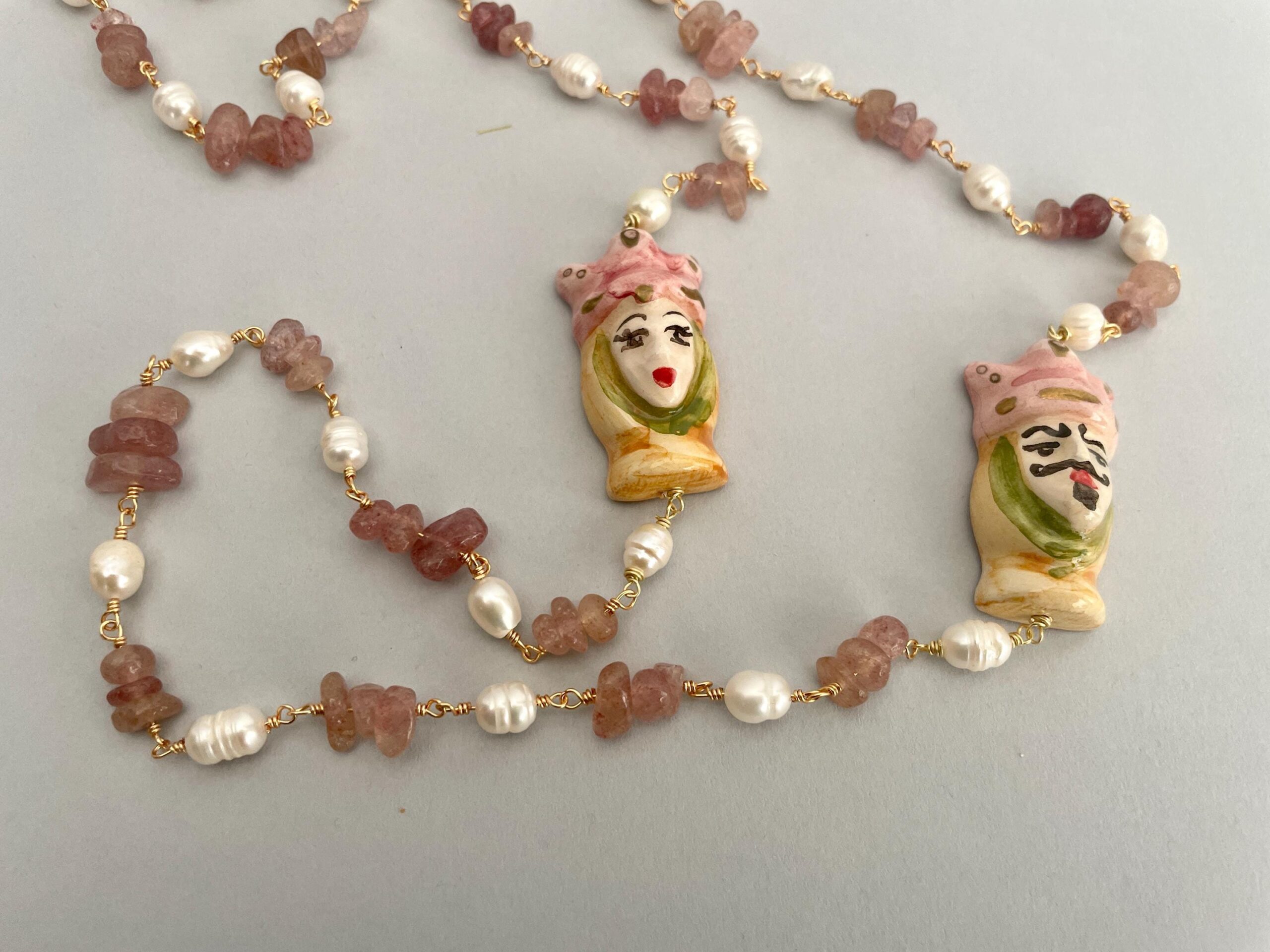 Collana siciliana, collana maxi, catena rosario Tormalina e pietre di fiume, Teste di mori di ceramica di Caltagirone, collana unisex. Collane caratteristiche siciliane