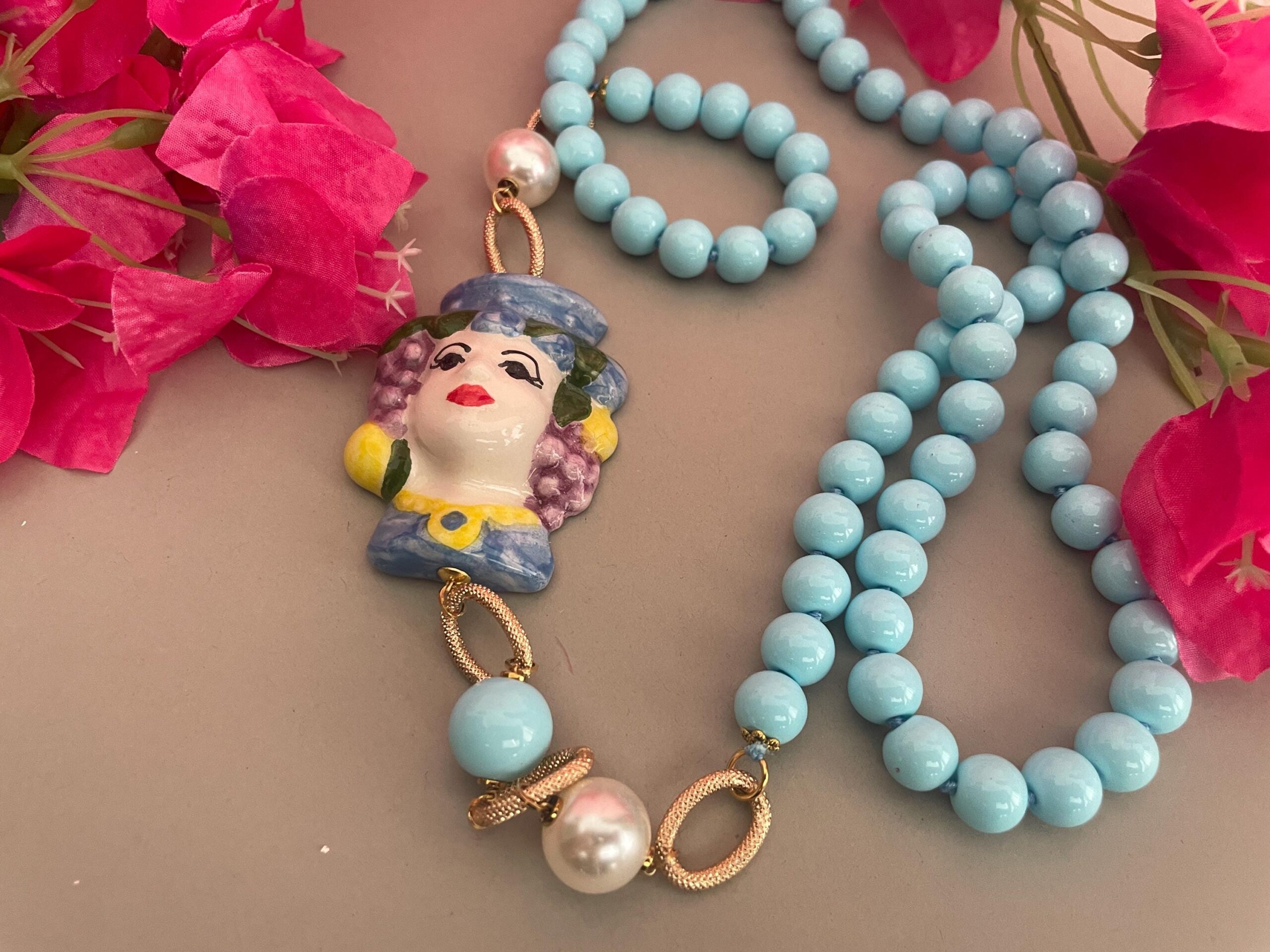 Collana siciliana artigianale turchese annodata a mano con Testa di Moro di Caltagirone. Collane caratteristiche siciliane