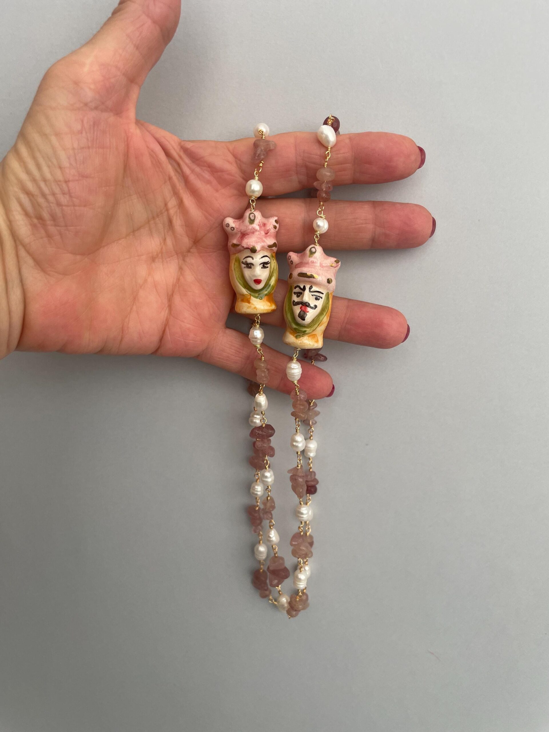 Collana siciliana, collana maxi, catena rosario Tormalina e pietre di fiume, Teste di mori di ceramica di Caltagirone, collana unisex. Collane caratteristiche siciliane