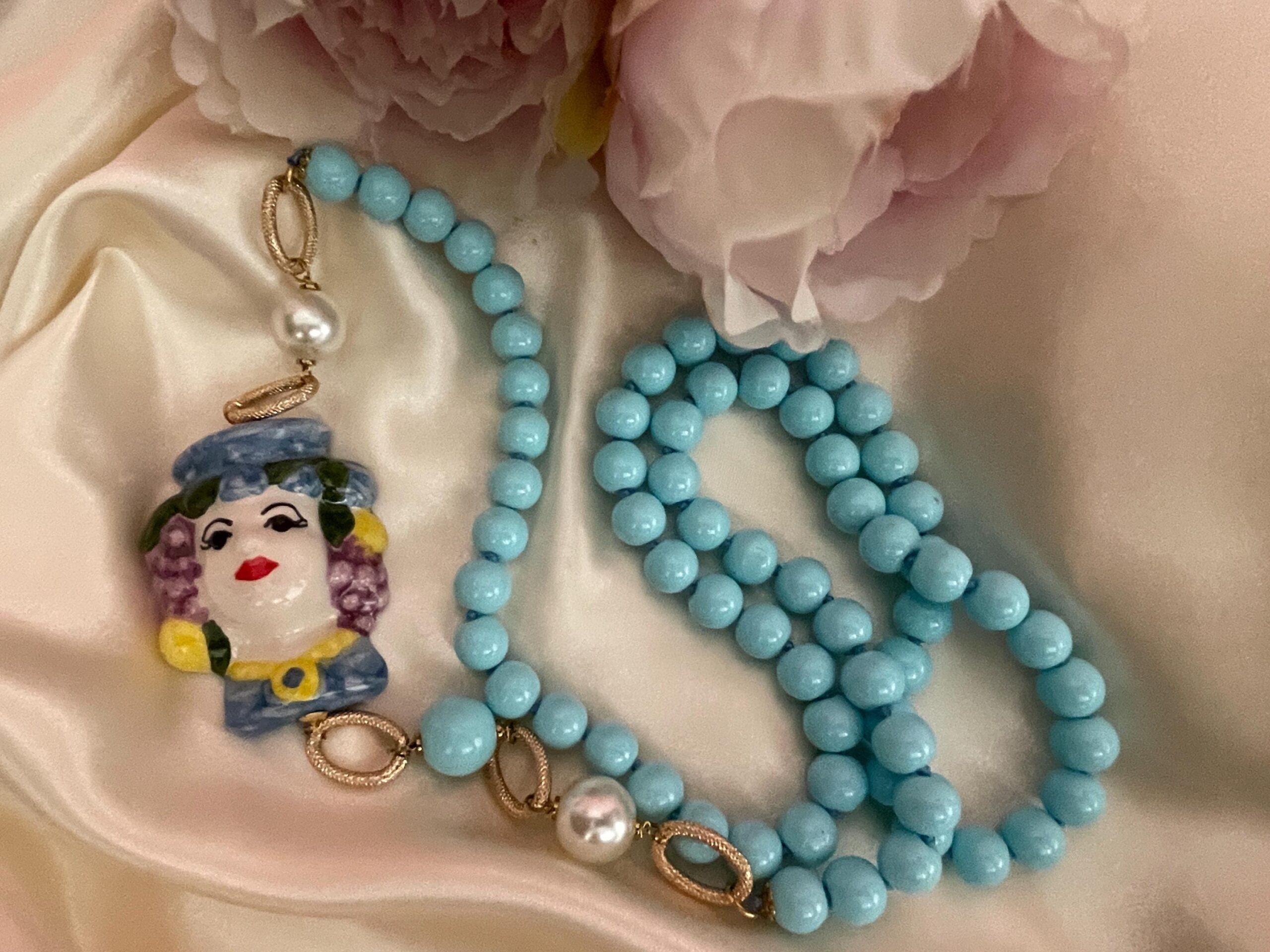 Collana siciliana artigianale turchese annodata a mano con Testa di Moro di Caltagirone. Collane caratteristiche siciliane