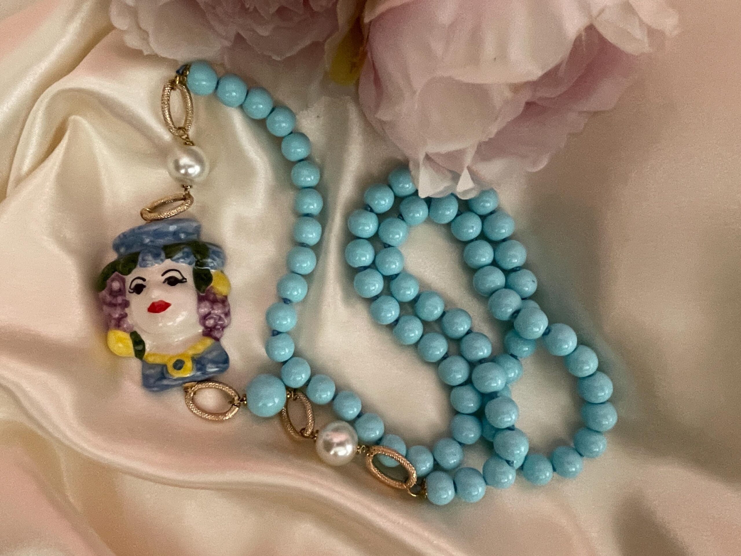 Collana siciliana artigianale turchese annodata a mano con Testa di Moro di Caltagirone. Collane caratteristiche siciliane
