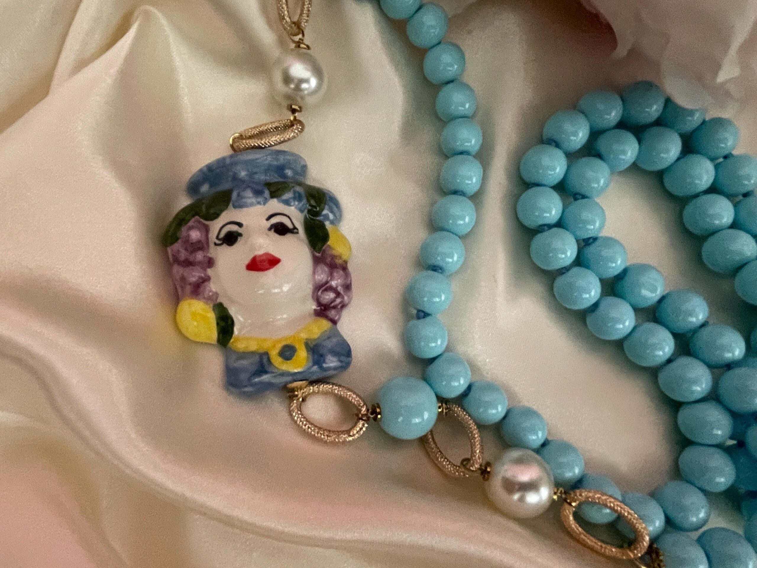 Collana siciliana artigianale turchese annodata a mano con Testa di Moro di Caltagirone. Collane caratteristiche siciliane