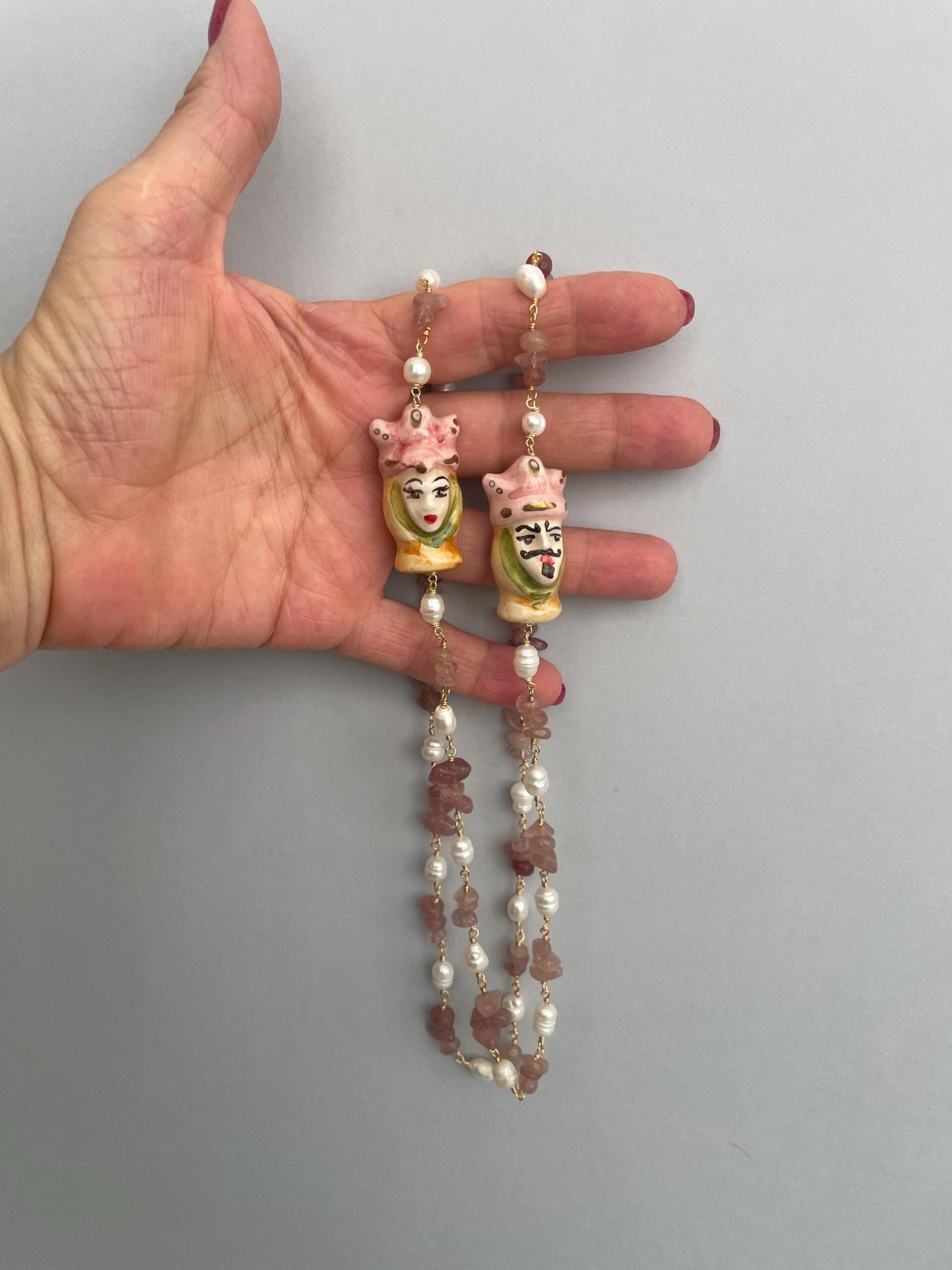 Collana siciliana, collana maxi, catena rosario Tormalina e pietre di fiume, Teste di mori di ceramica di Caltagirone, collana unisex. Collane caratteristiche siciliane