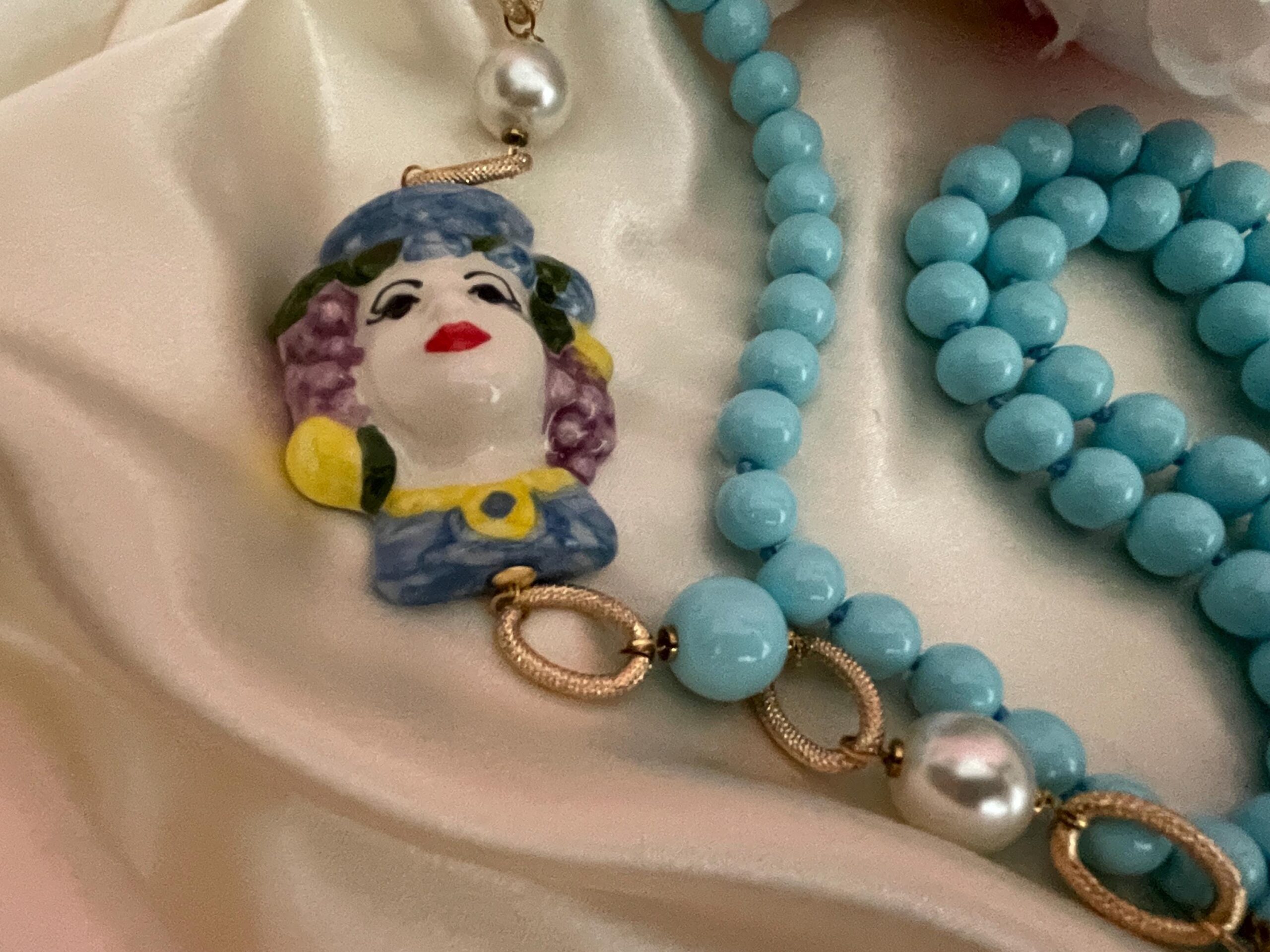 Collana siciliana artigianale turchese annodata a mano con Testa di Moro di Caltagirone. Collane caratteristiche siciliane