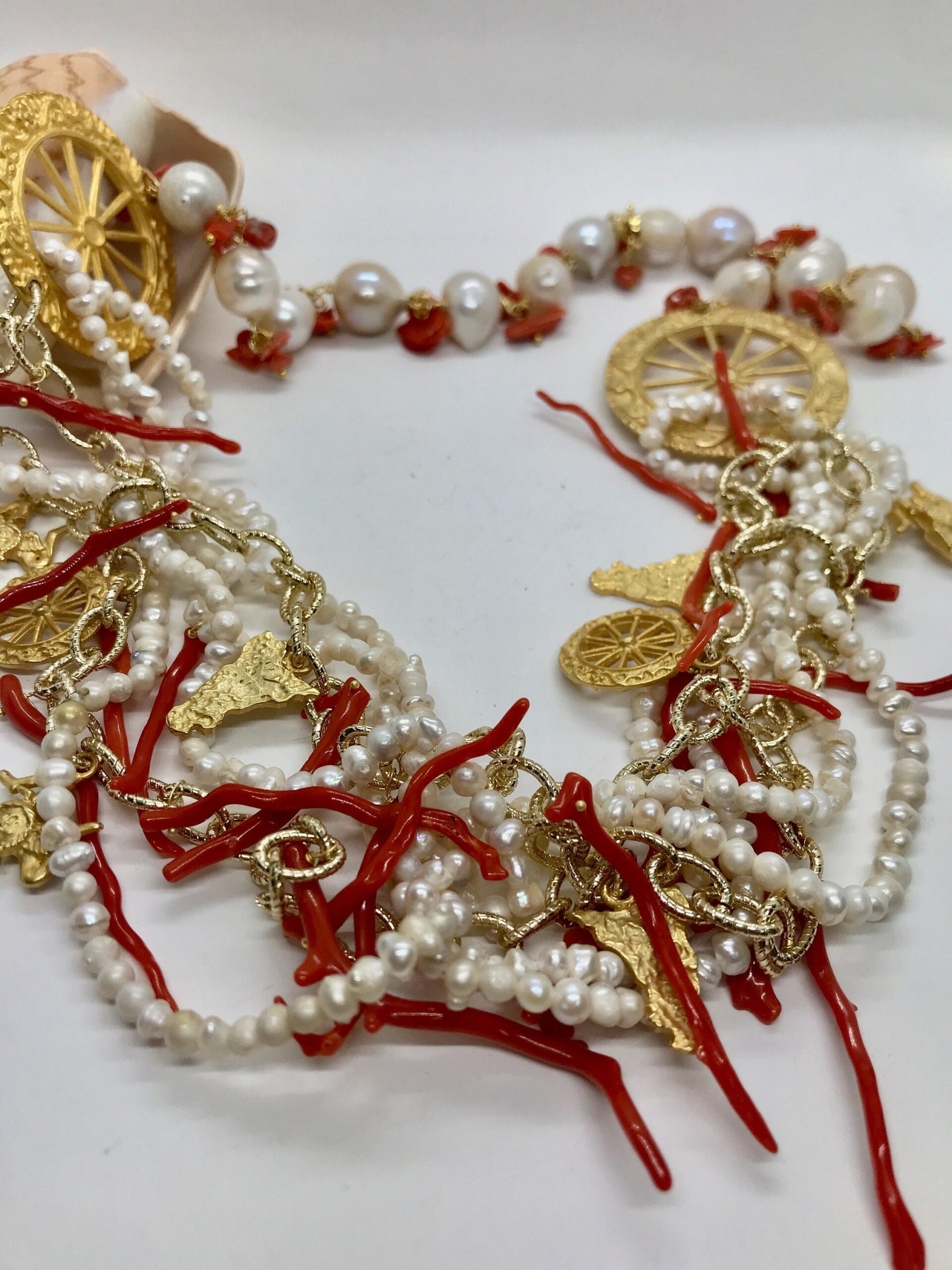 Collana siciliana con perle, coralli e charms in zama. collana vivace, collana estiva. Collane caratteristiche siciliane