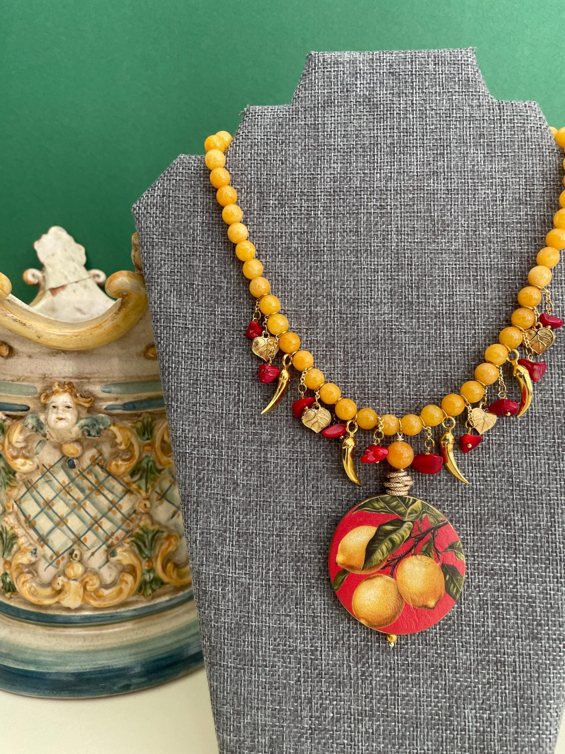 Collana siciliana, Giada gialla, charms assortiti, corallo e medaglione double-face con Limoni, collana gialla. Collane caratteristiche siciliane