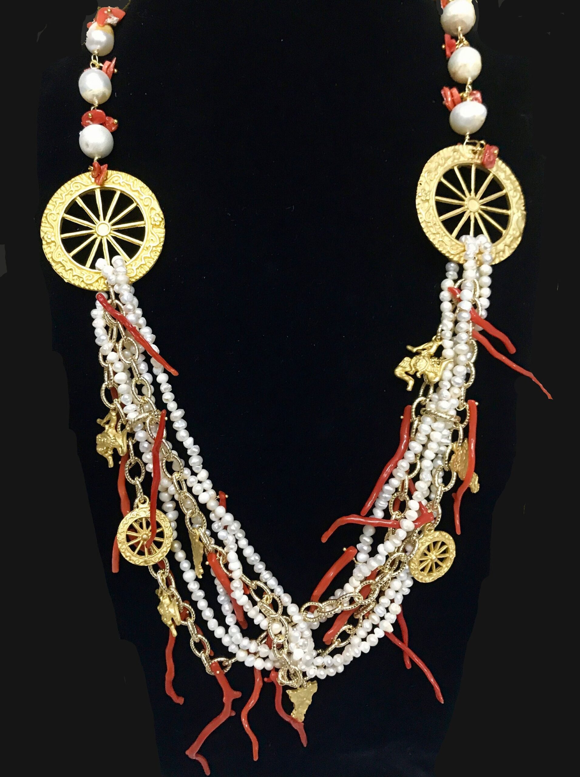 Collana siciliana con perle, coralli e charms in zama. collana vivace, collana estiva. Collane caratteristiche siciliane