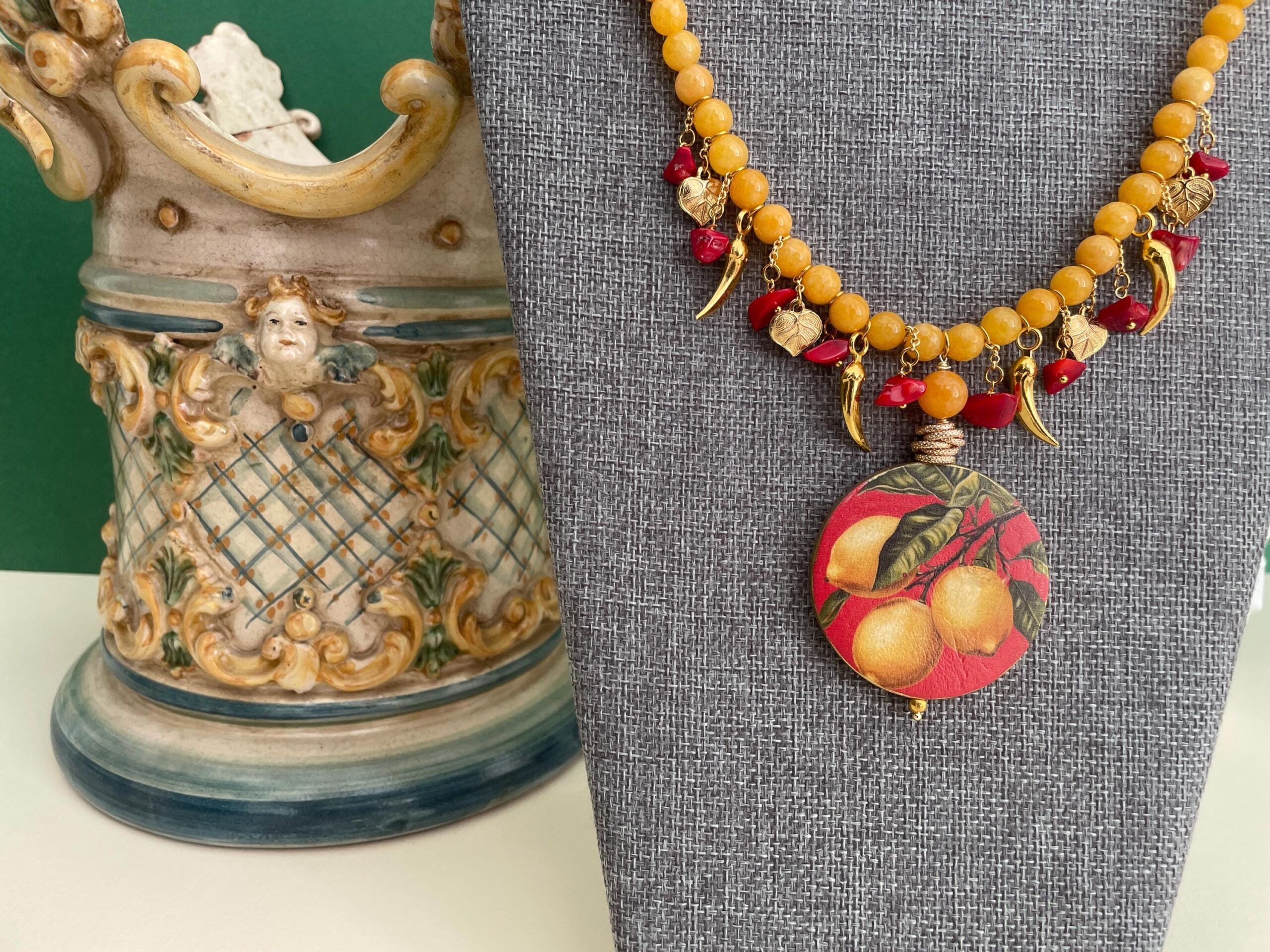 Collana siciliana, Giada gialla, charms assortiti, corallo e medaglione double-face con Limoni, collana gialla. Collane caratteristiche siciliane