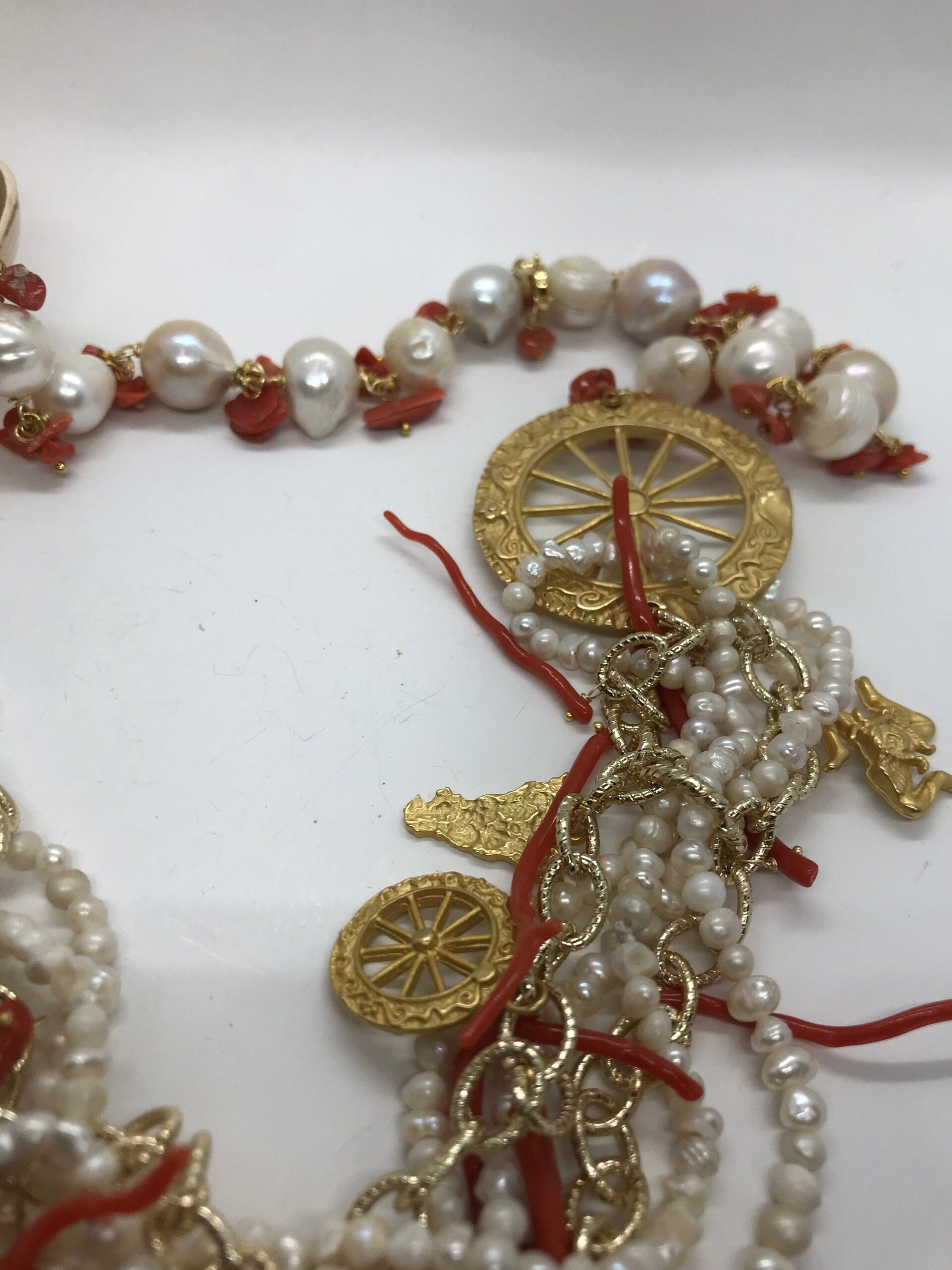 Collana siciliana con perle, coralli e charms in zama. collana vivace, collana estiva. Collane caratteristiche siciliane