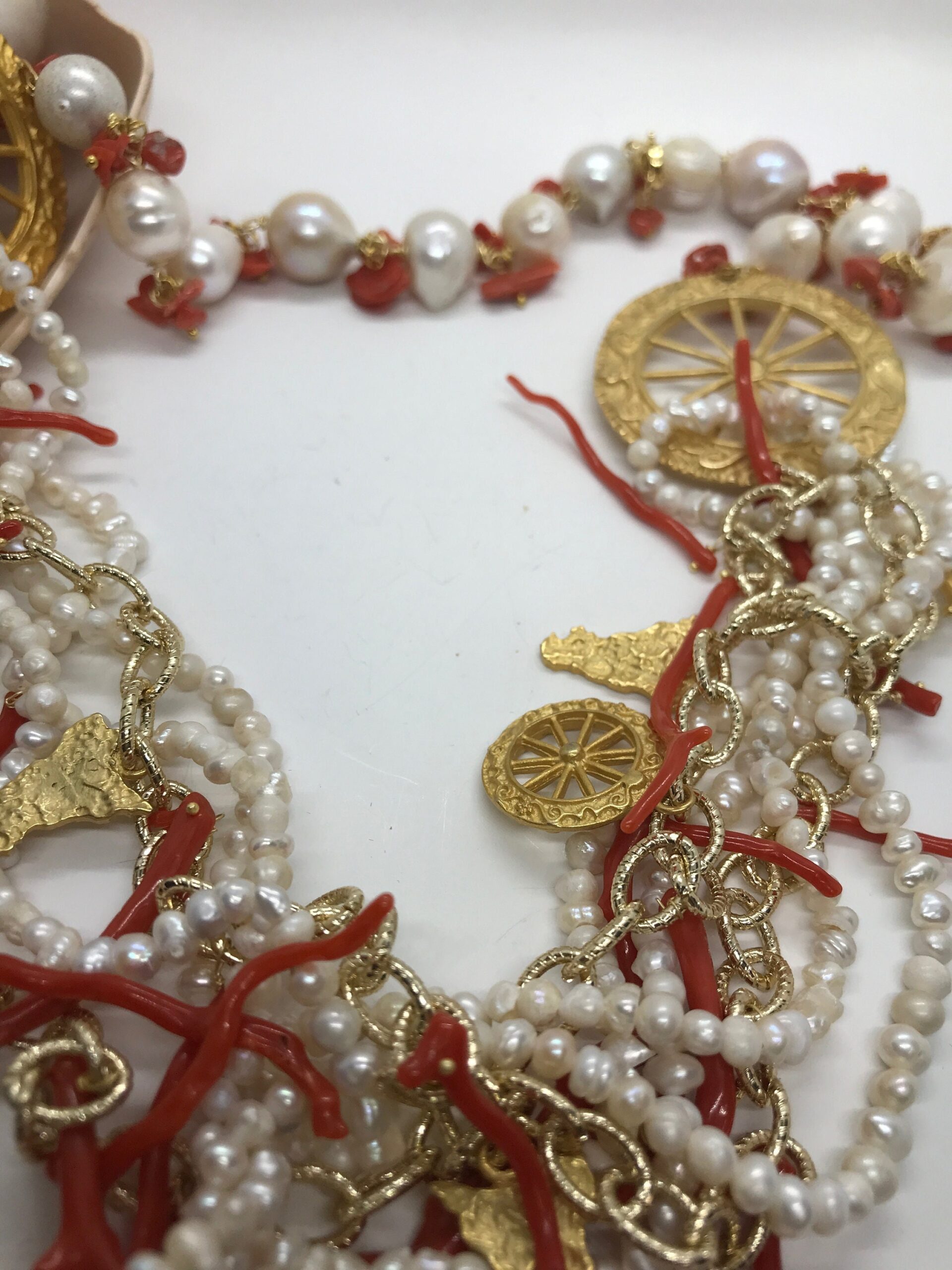Collana siciliana con perle, coralli e charms in zama. collana vivace, collana estiva. Collane caratteristiche siciliane