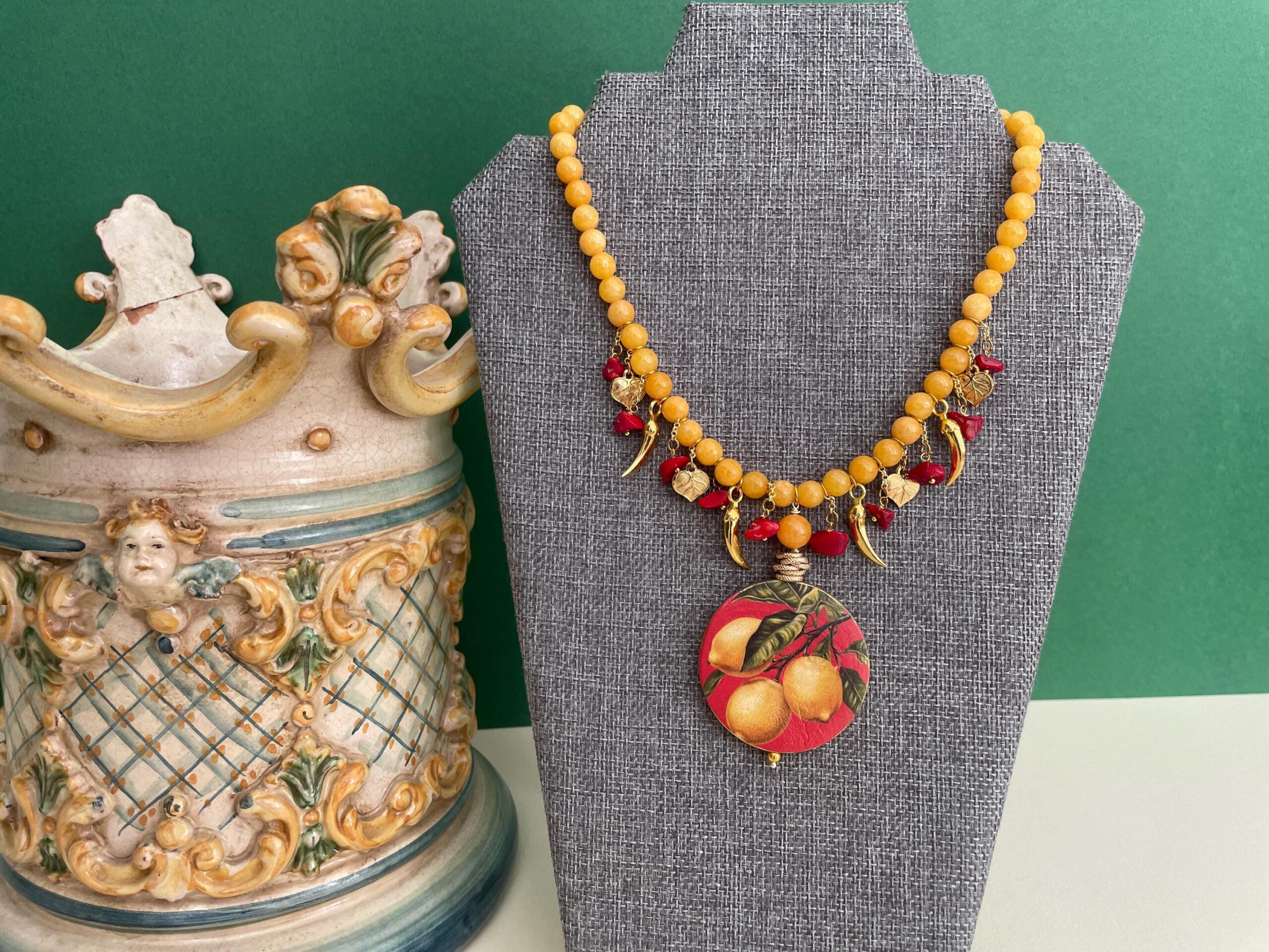 Collana siciliana, Giada gialla, charms assortiti, corallo e medaglione double-face con Limoni, collana gialla. Collane caratteristiche siciliane