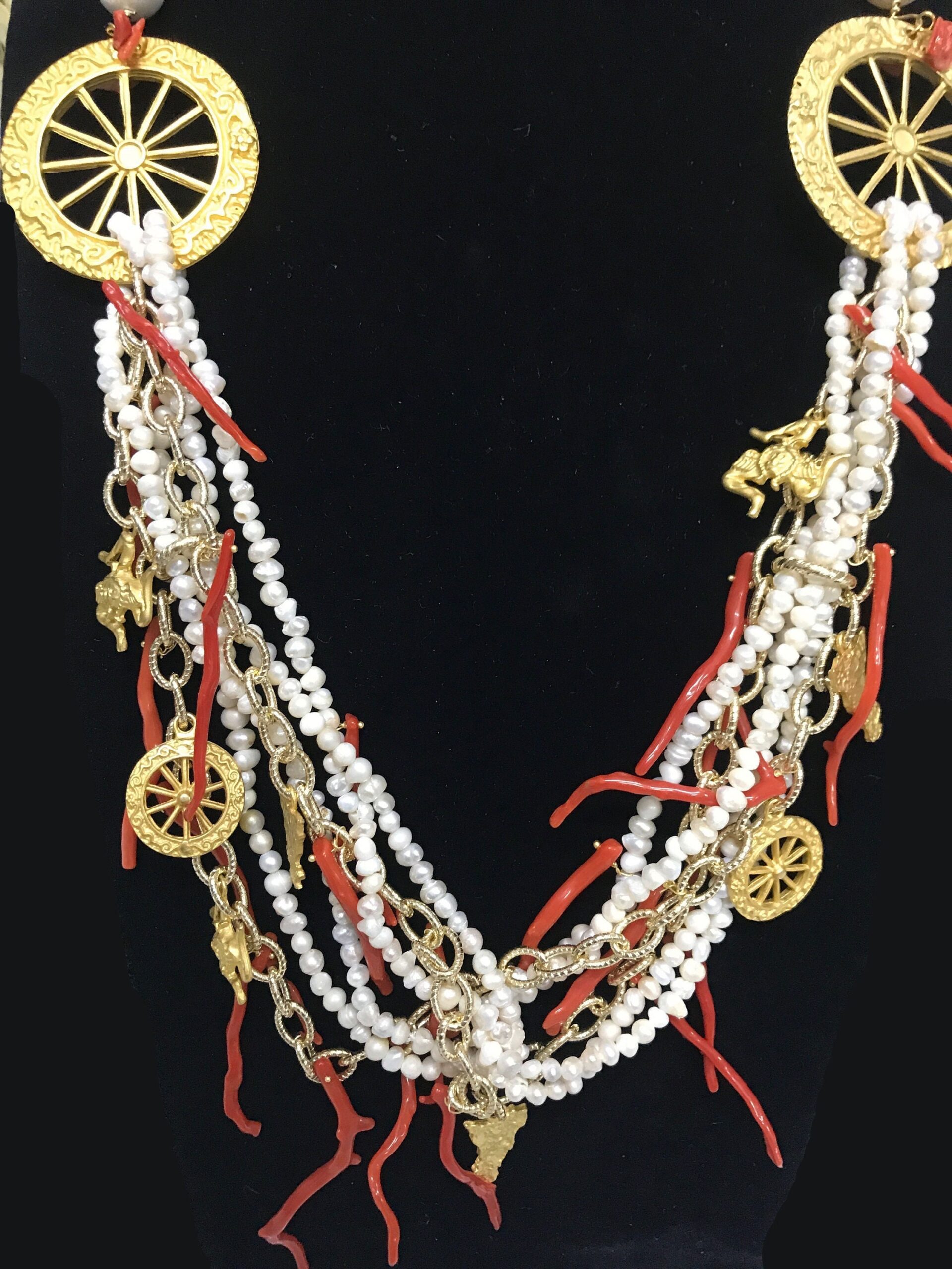 Collana siciliana con perle, coralli e charms in zama. collana vivace, collana estiva. Collane caratteristiche siciliane