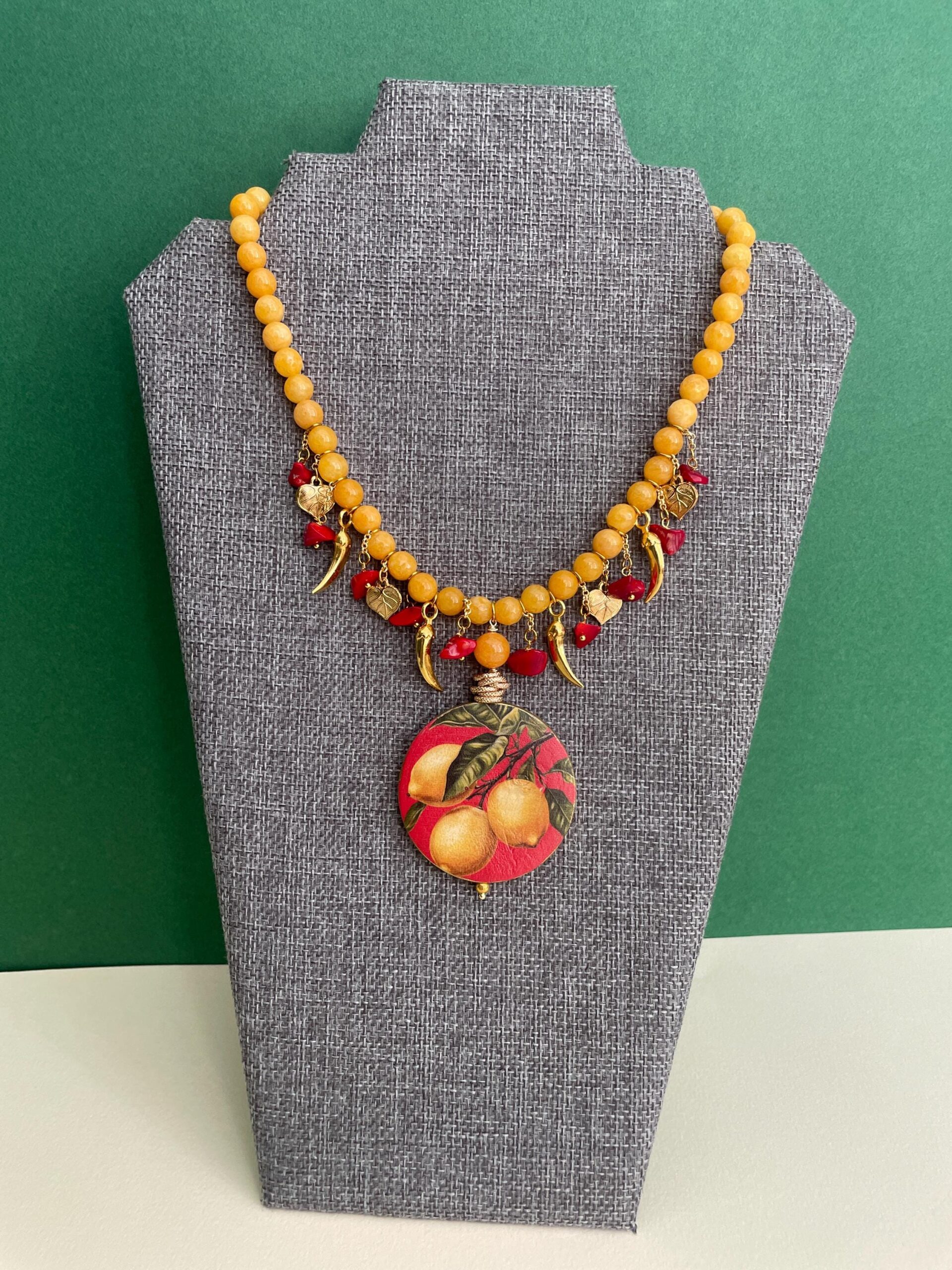 Collana siciliana, Giada gialla, charms assortiti, corallo e medaglione double-face con Limoni, collana gialla. Collane caratteristiche siciliane
