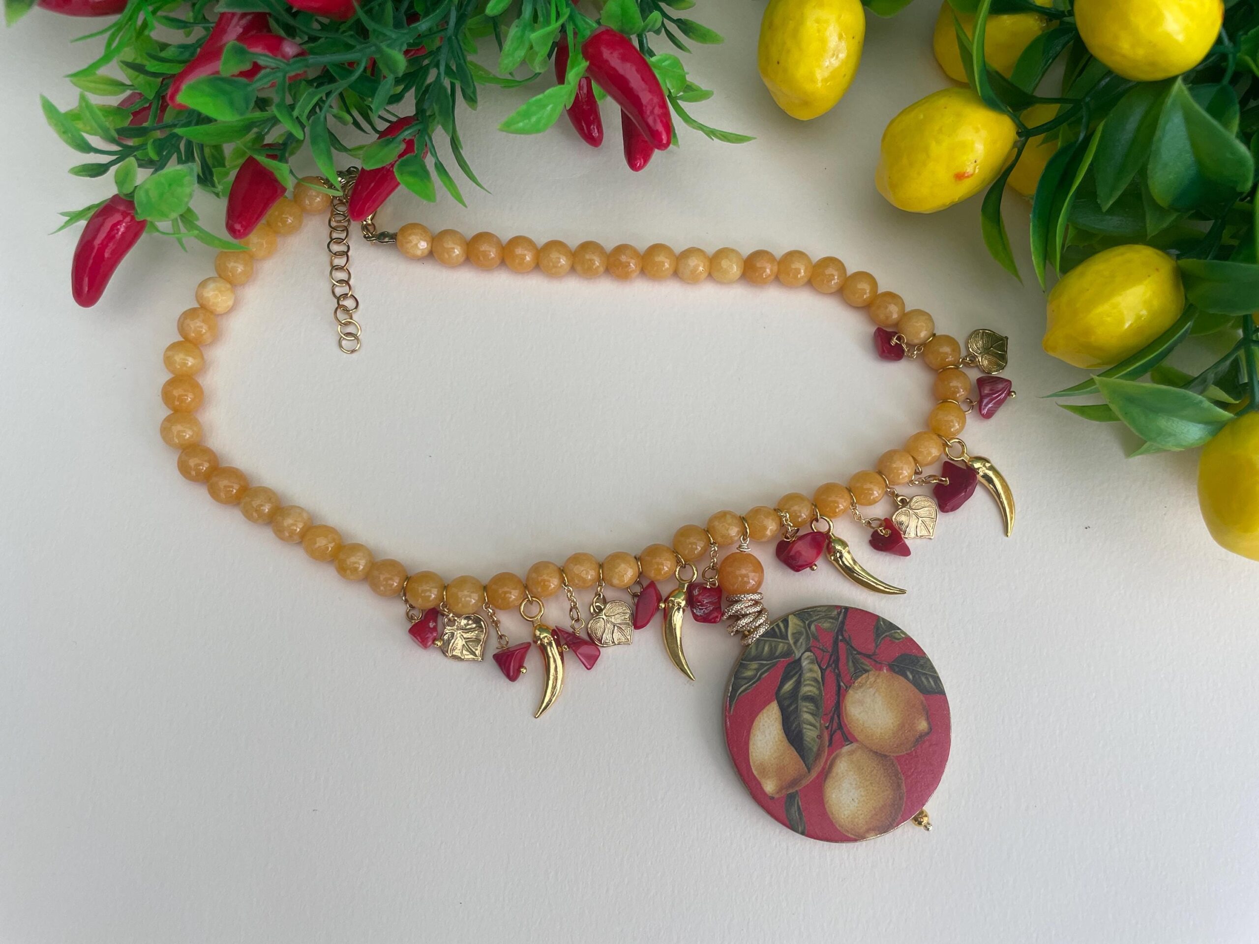 Collana siciliana, Giada gialla, charms assortiti, corallo e medaglione double-face con Limoni, collana gialla. Collane caratteristiche siciliane