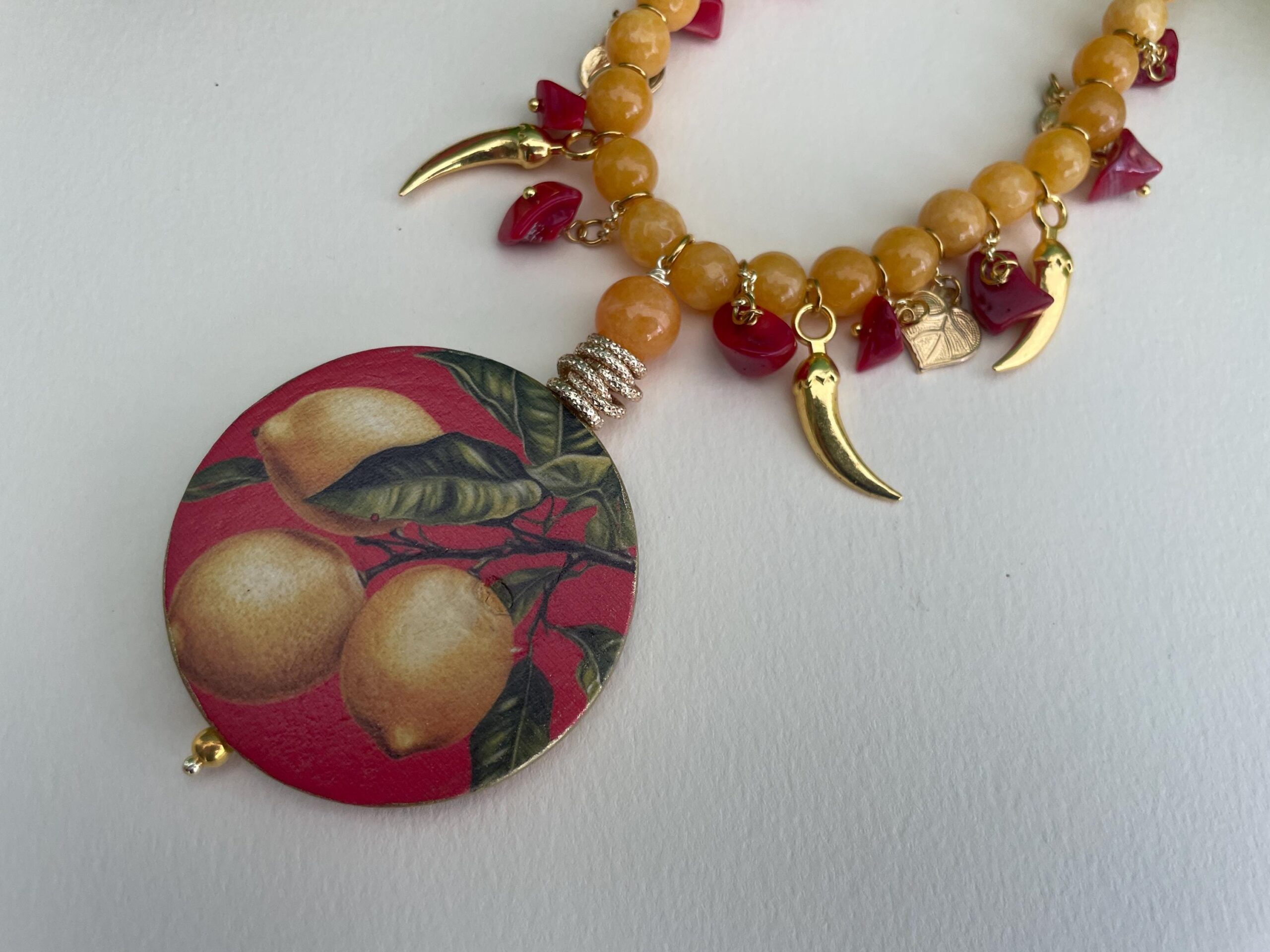 Collana siciliana, Giada gialla, charms assortiti, corallo e medaglione double-face con Limoni, collana gialla. Collane caratteristiche siciliane