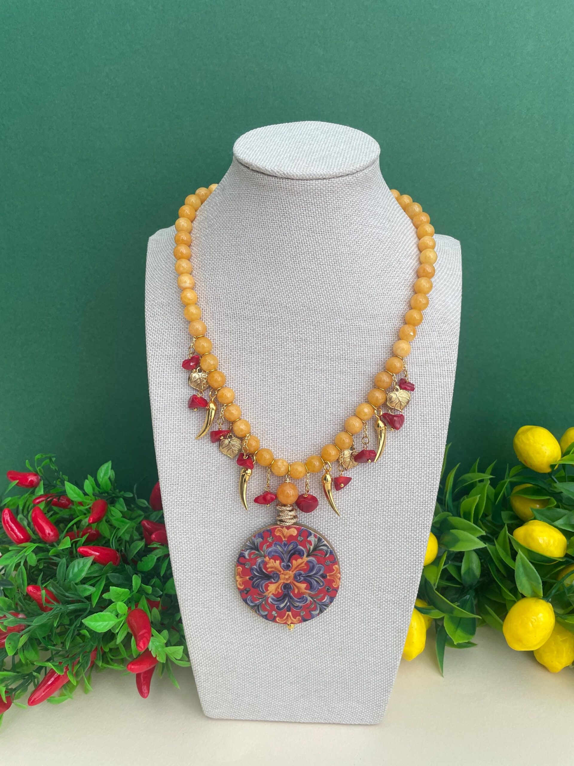 Collana siciliana, Giada gialla, charms assortiti, corallo e medaglione double-face con Limoni, collana gialla. Collane caratteristiche siciliane