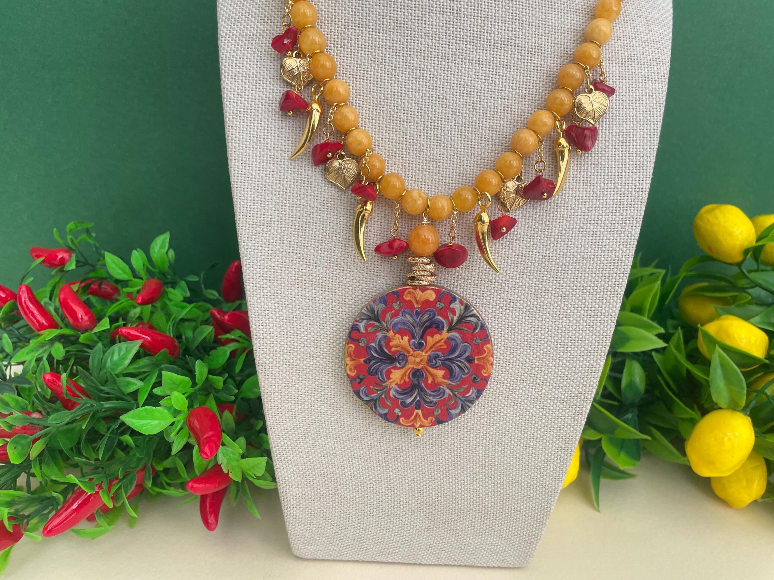 Collana siciliana, Giada gialla, charms assortiti, corallo e medaglione double-face con Limoni, collana gialla. Collane caratteristiche siciliane