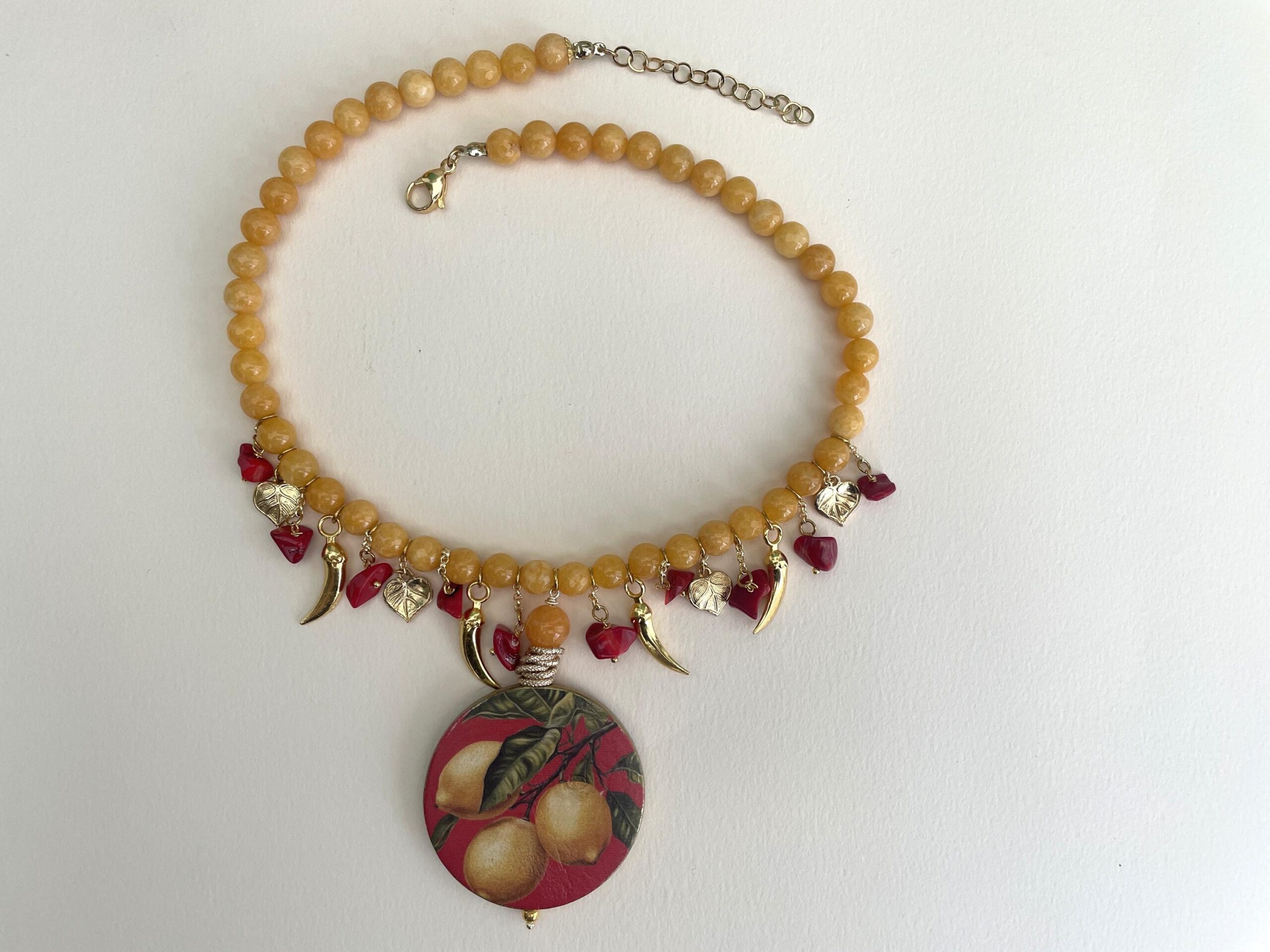 Collana siciliana, Giada gialla, charms assortiti, corallo e medaglione double-face con Limoni, collana gialla. Collane caratteristiche siciliane