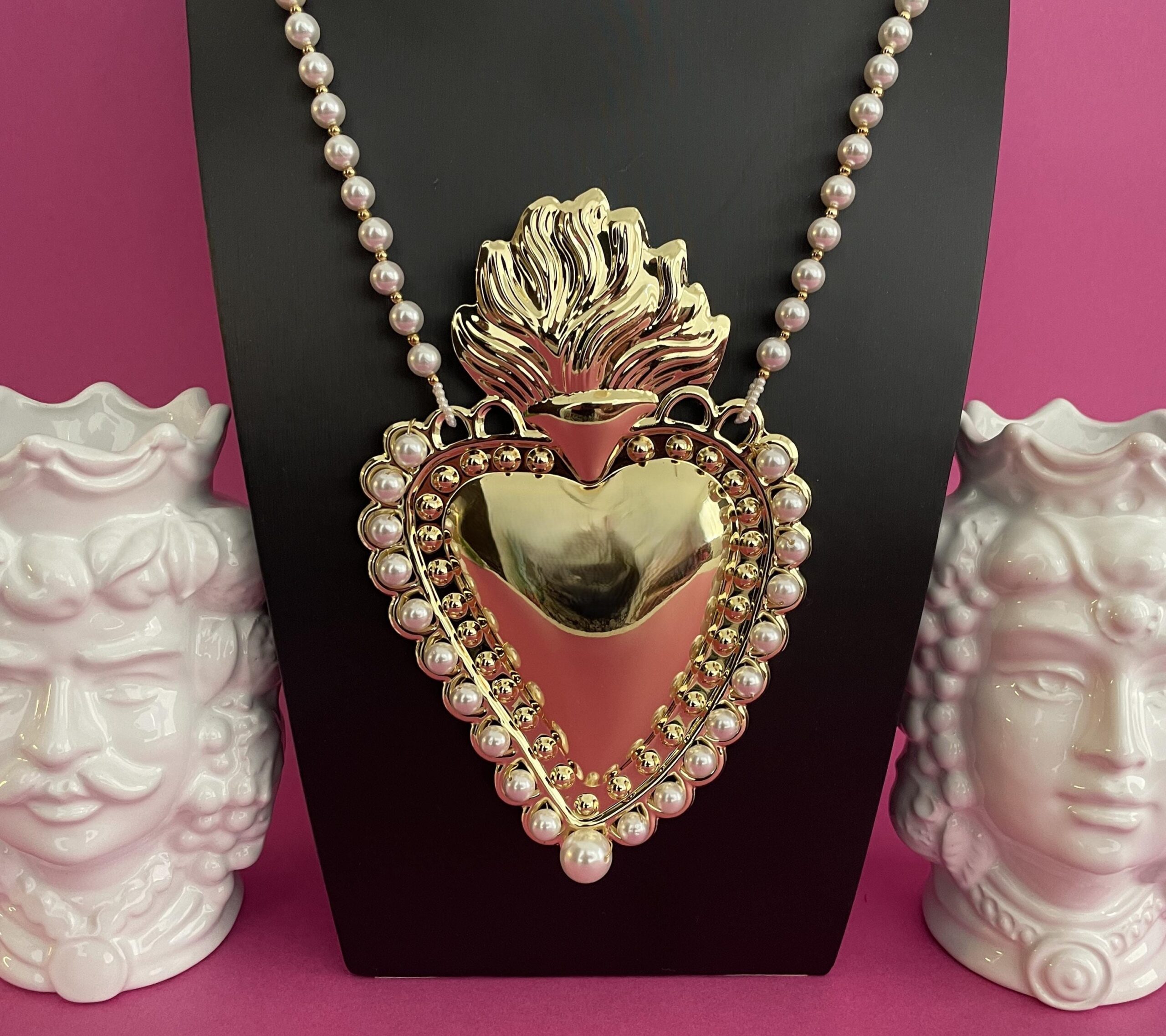 Collana maxi con filo di perle e Cuore sacro XXXL, collana con maxi Cuore e perle, collana vistosa, in vari colori. Collane caratteristiche siciliane