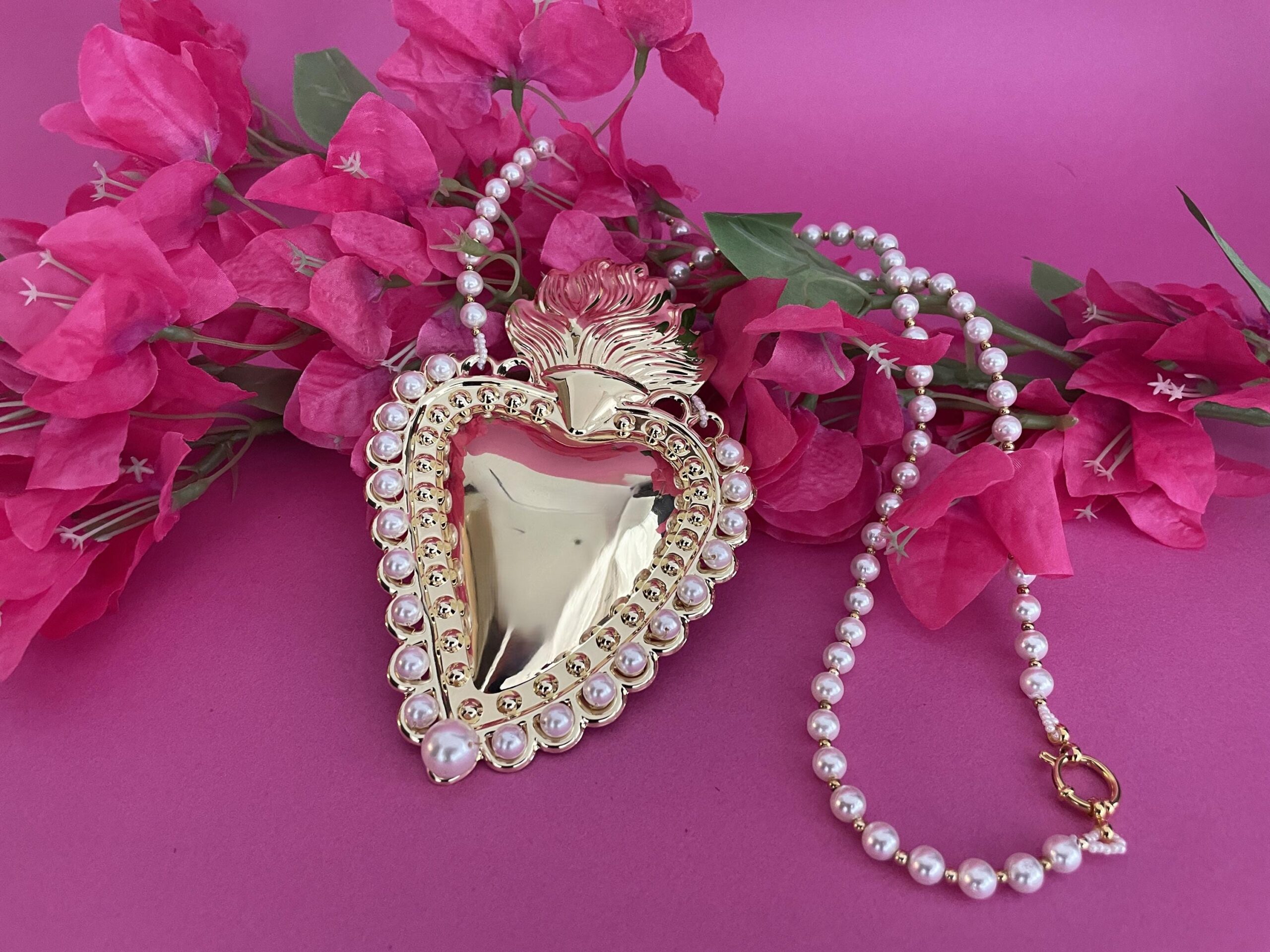 Collana maxi con filo di perle e Cuore sacro XXXL, collana con maxi Cuore e perle, collana vistosa, in vari colori. Collane caratteristiche siciliane