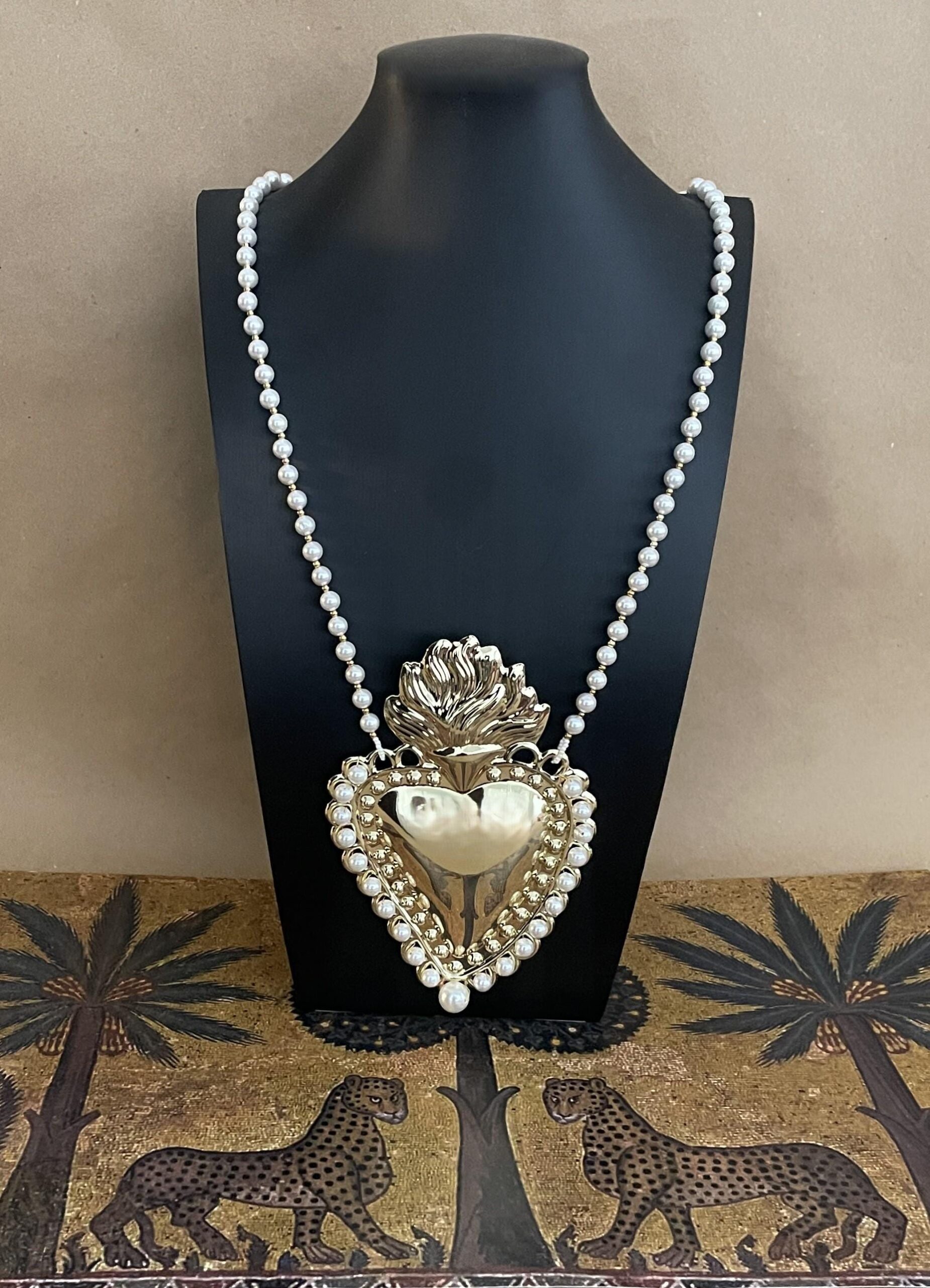 Collana maxi con filo di perle e Cuore sacro XXXL, collana con maxi Cuore e perle, collana vistosa, in vari colori. Collane caratteristiche siciliane