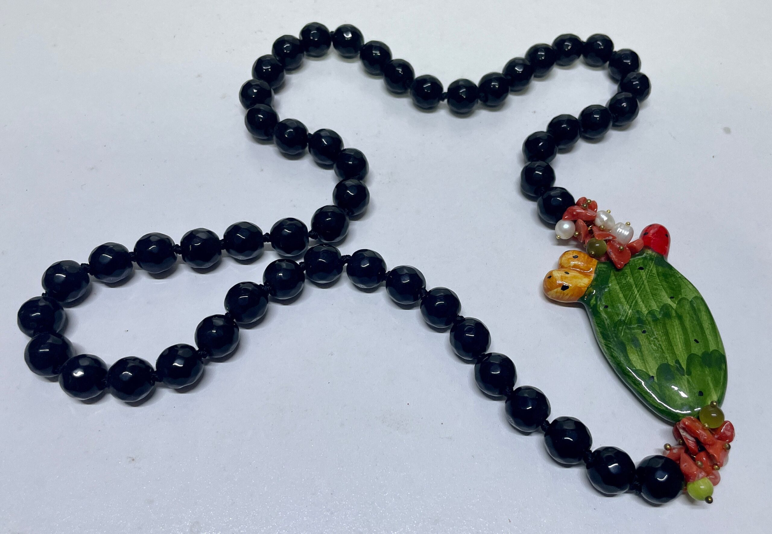 Collana siciliana, collana onice, collana lunga, Fico d’India in Ceramica di Caltagirone, collana maxi, idea regalo unisex, collana nera. Collane caratteristiche siciliane