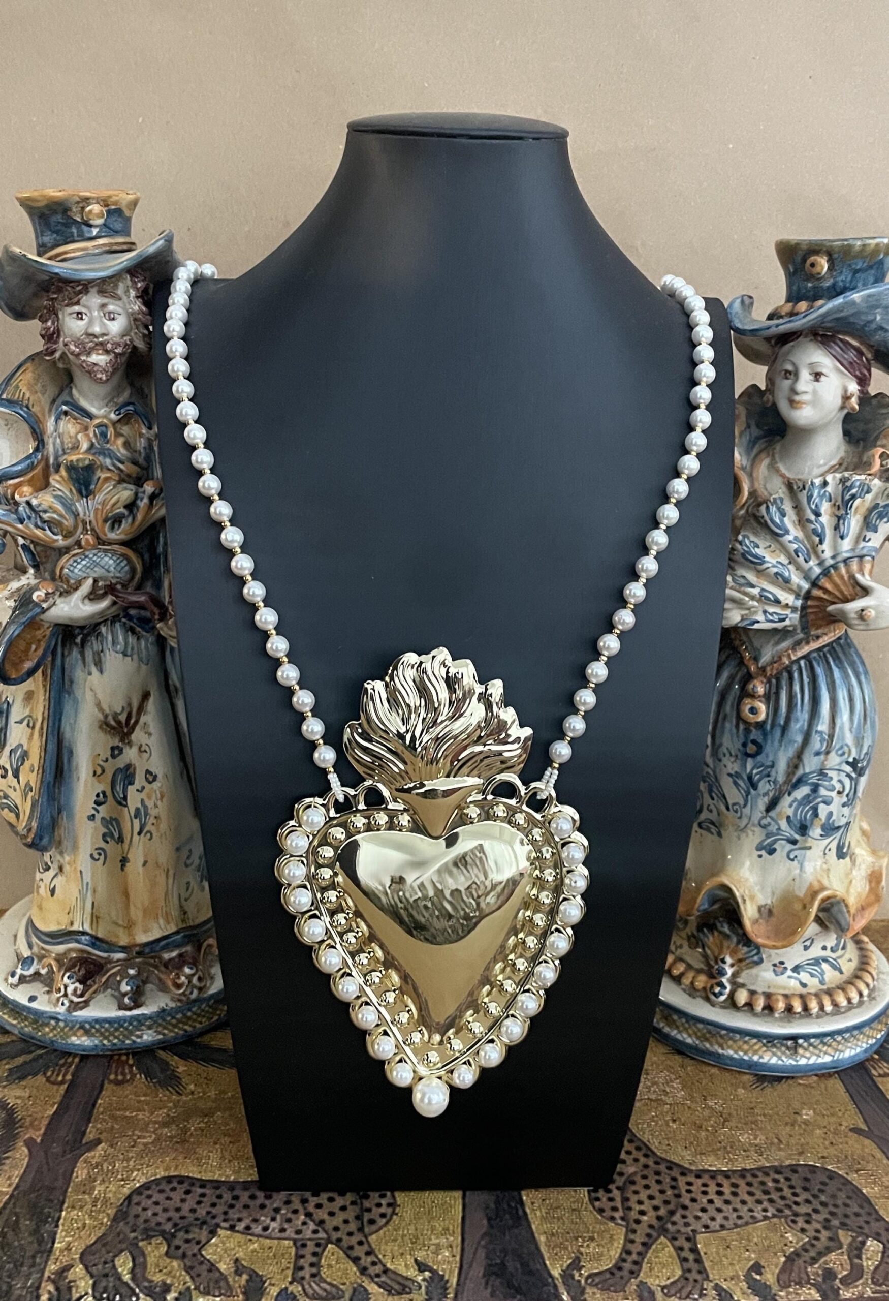 Collana maxi con filo di perle e Cuore sacro XXXL, collana con maxi Cuore e perle, collana vistosa, in vari colori. Collane caratteristiche siciliane