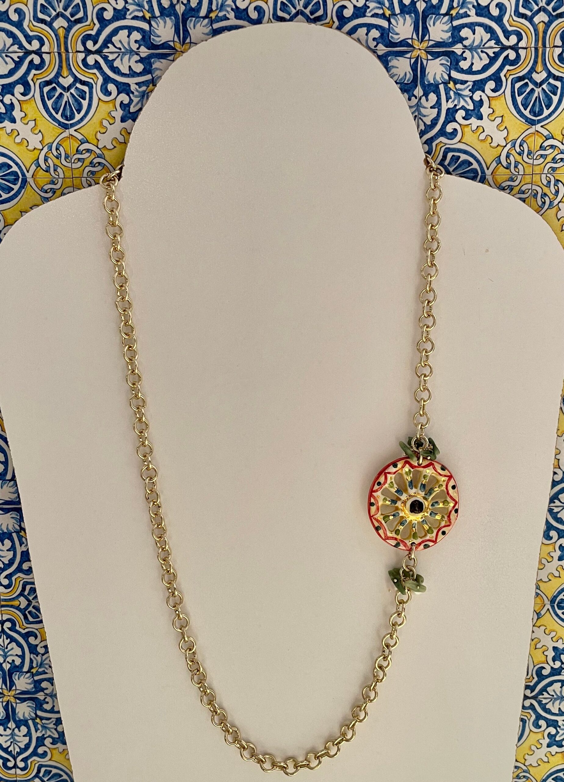 Collana con ruota di carretto in ceramica di Caltagirone, perle di fiume e chips verdi. catena alluminio, collana ragazza. Collane caratteristiche siciliane