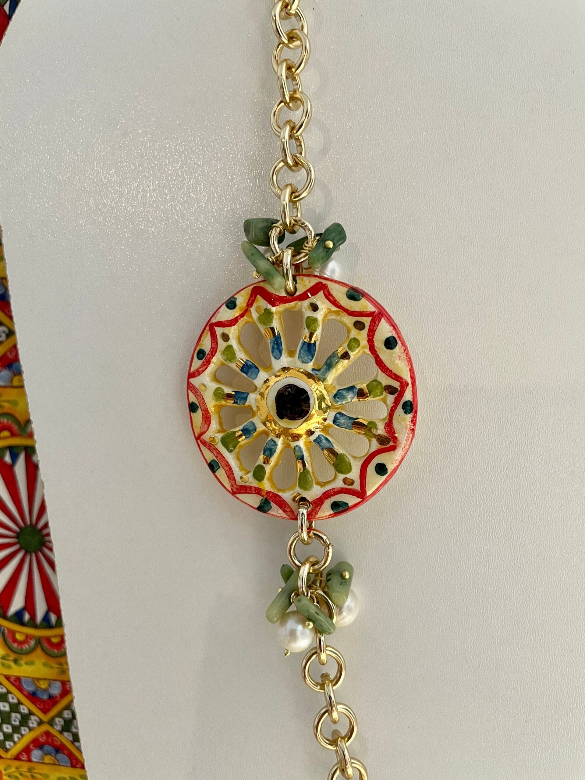 Collana con ruota di carretto in ceramica di Caltagirone, perle di fiume e chips verdi. catena alluminio, collana ragazza. Collane caratteristiche siciliane