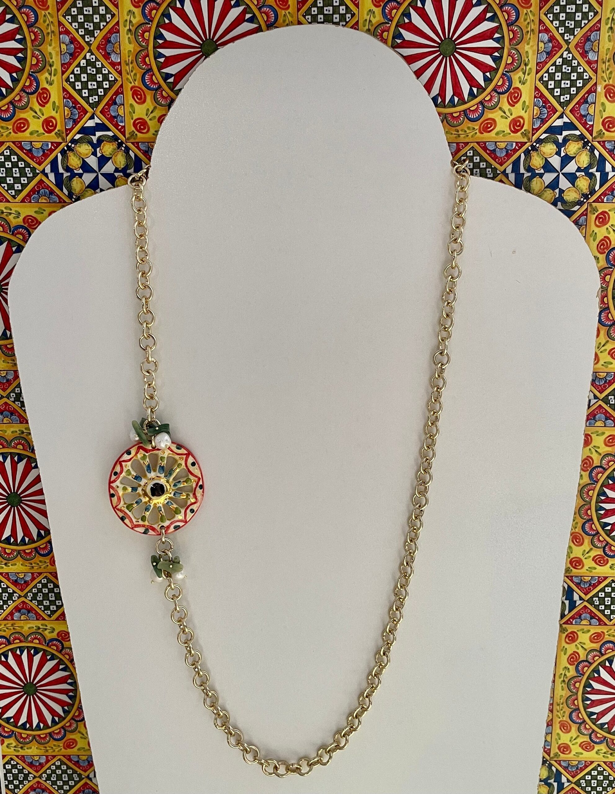 Collana con ruota di carretto in ceramica di Caltagirone, perle di fiume e chips verdi. catena alluminio, collana ragazza. Collane caratteristiche siciliane