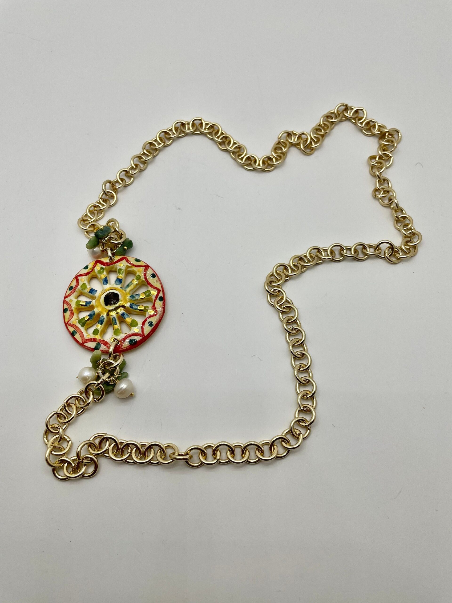 Collana con ruota di carretto in ceramica di Caltagirone, perle di fiume e chips verdi. catena alluminio, collana ragazza. Collane caratteristiche siciliane