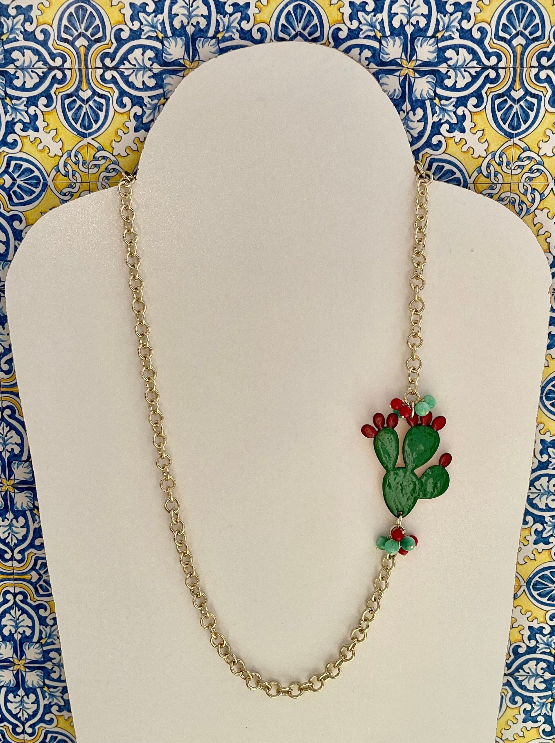 Collana con fico d’india in ottone, smaltato a mano, perle agata verde e corallo. Collane caratteristiche siciliane