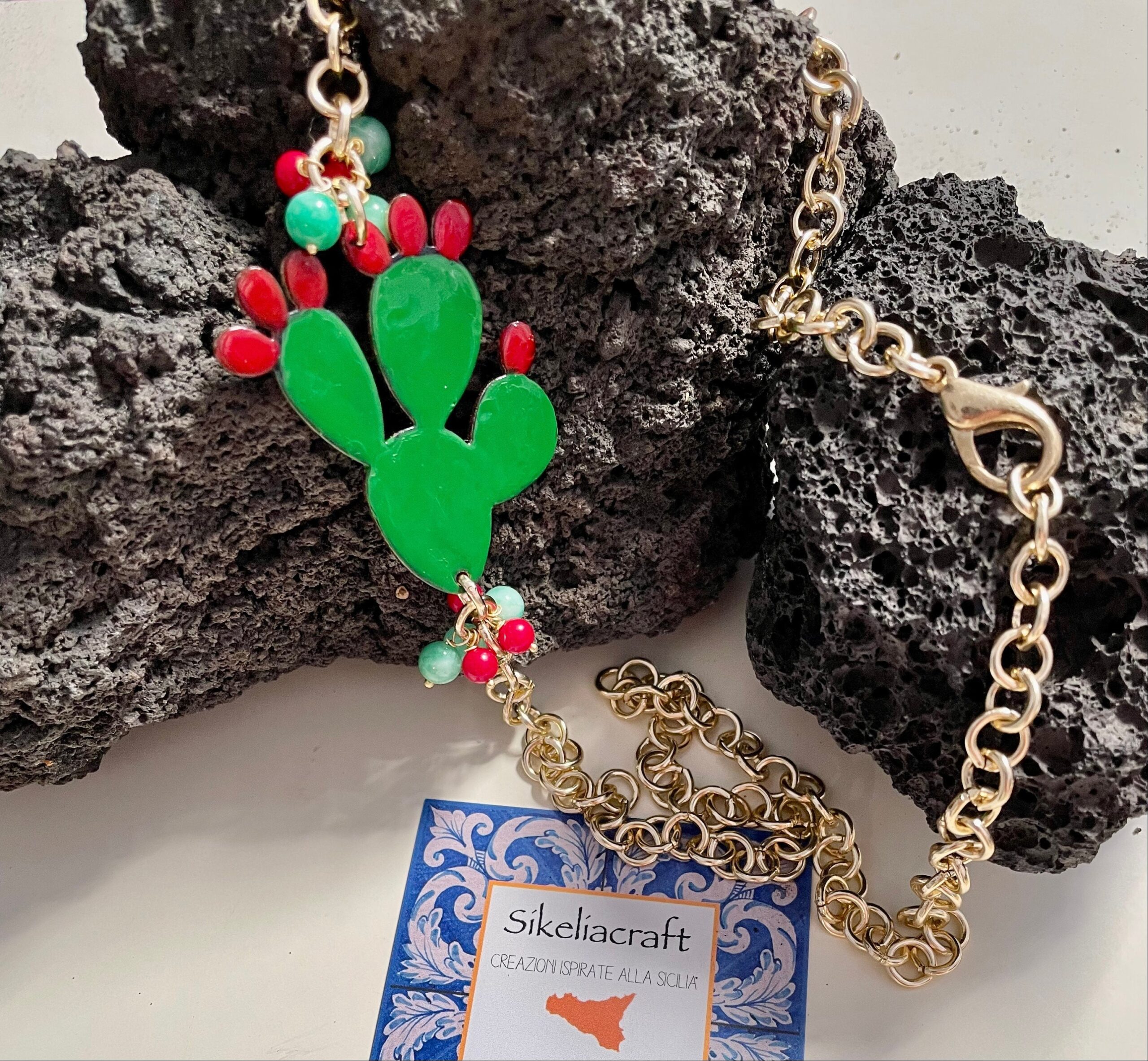 Collana con fico d’india in ottone, smaltato a mano, perle agata verde e corallo. Collane caratteristiche siciliane