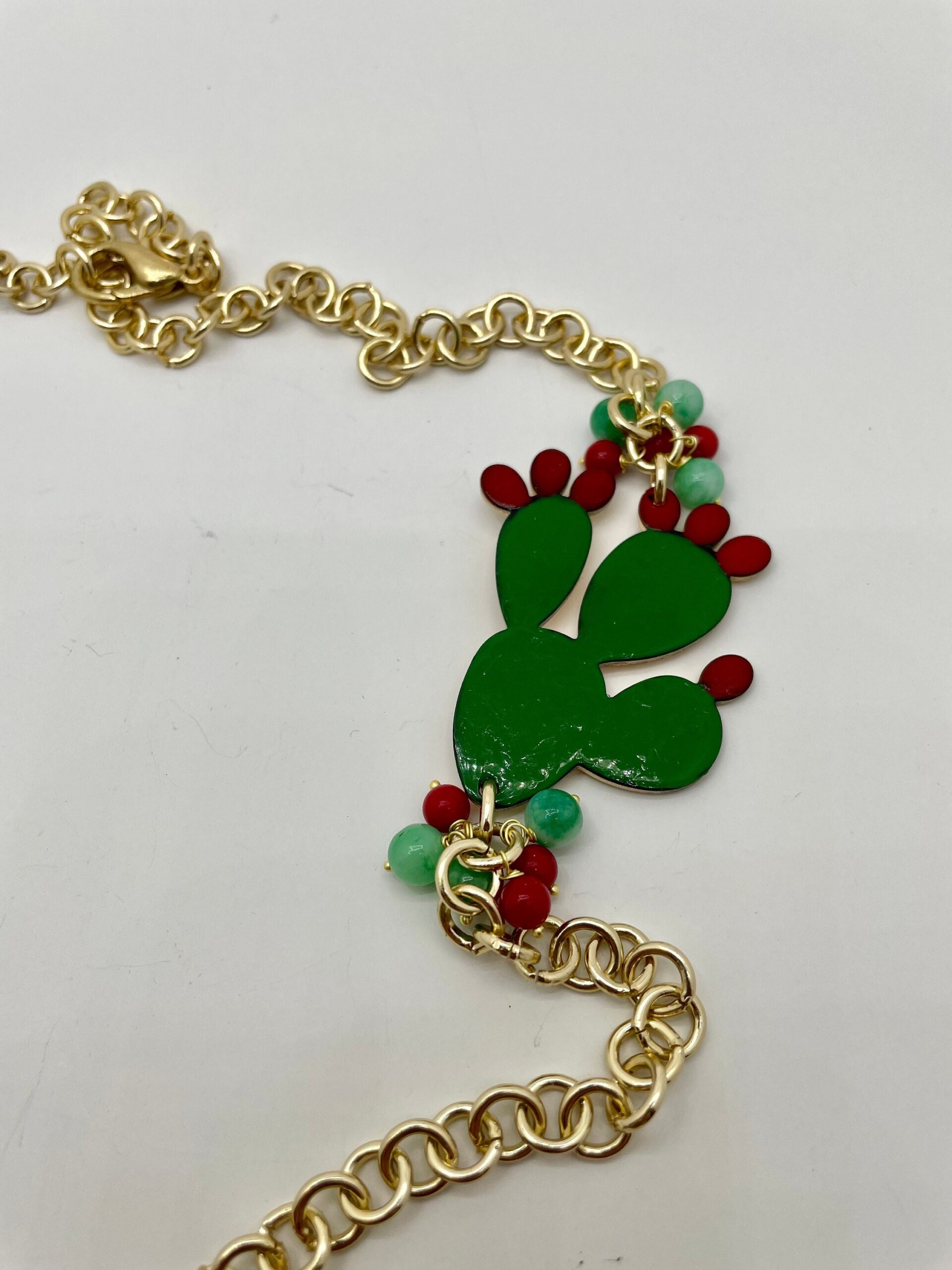 Collana con fico d’india in ottone, smaltato a mano, perle agata verde e corallo. Collane caratteristiche siciliane