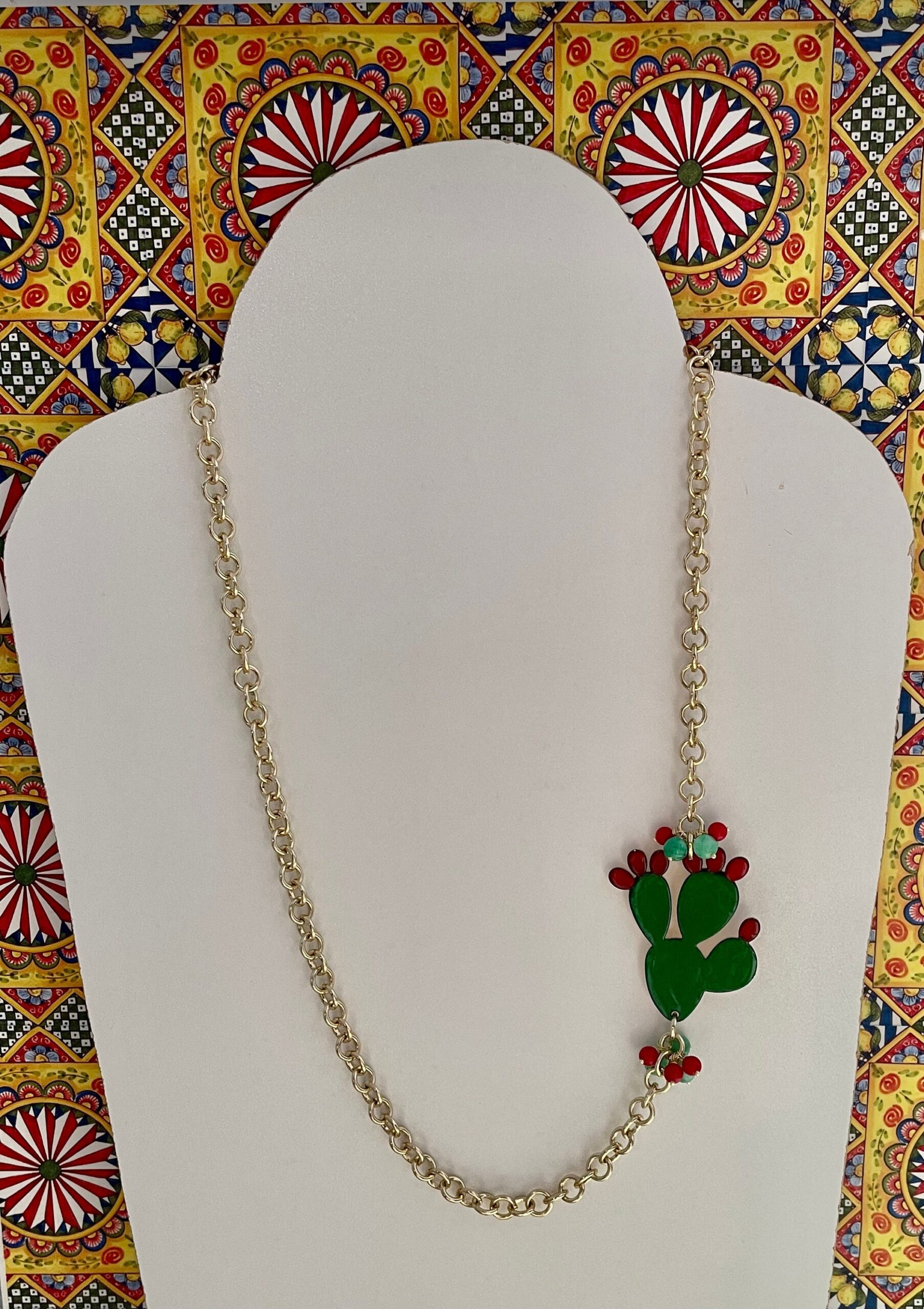 Collana con fico d’india in ottone, smaltato a mano, perle agata verde e corallo. Collane caratteristiche siciliane