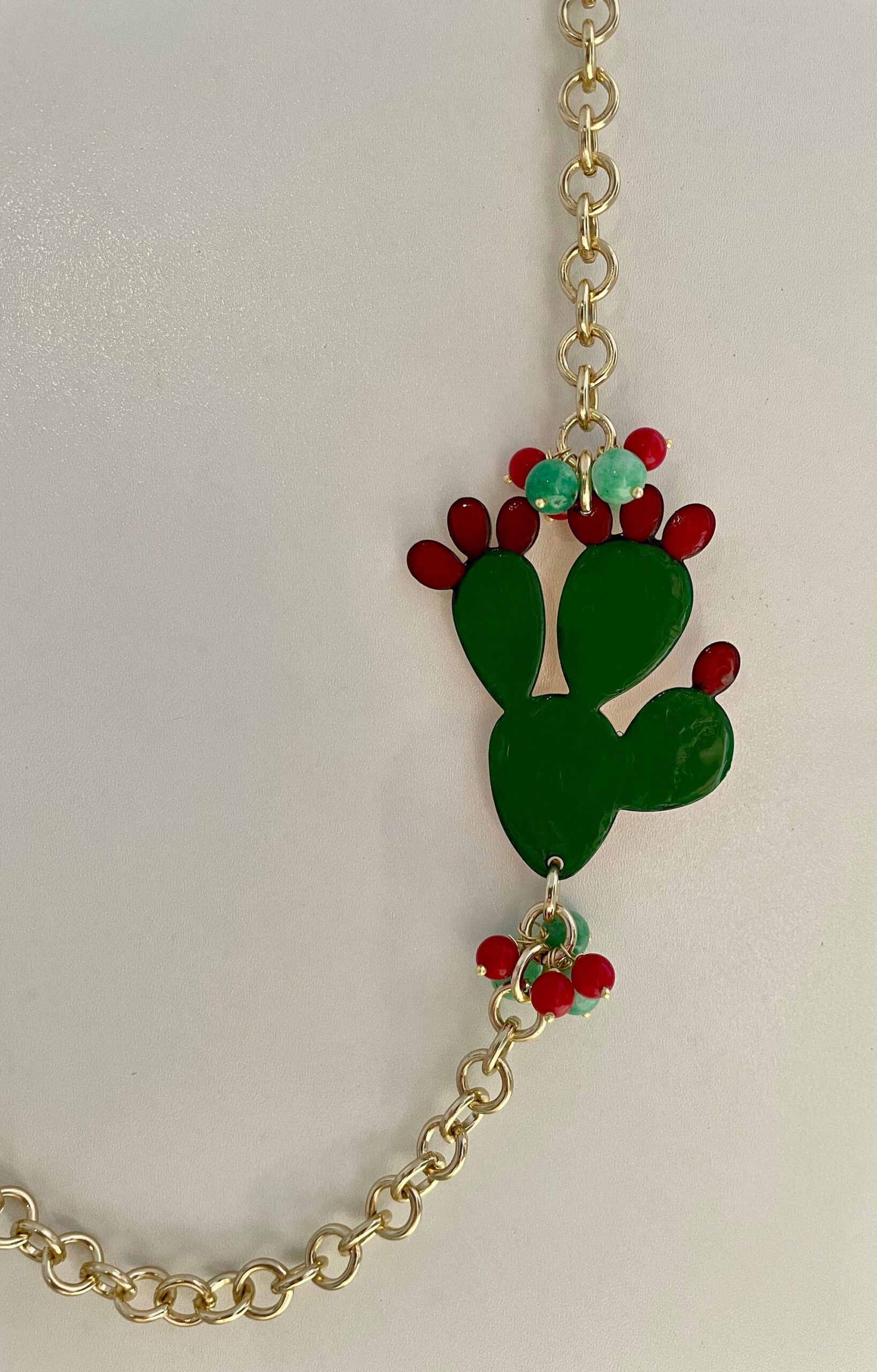 Collana con fico d’india in ottone, smaltato a mano, perle agata verde e corallo. Collane caratteristiche siciliane