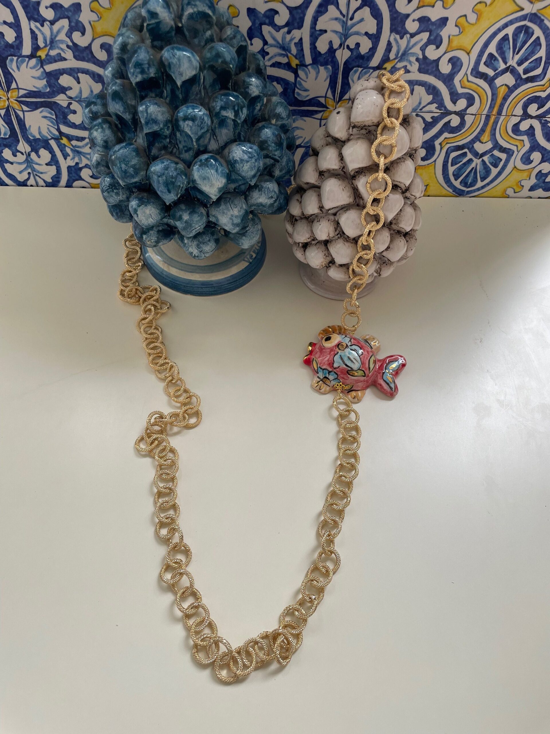 Collana con catena a maglia larga, pesce in ceramica di Caltagirone. Collane caratteristiche siciliane