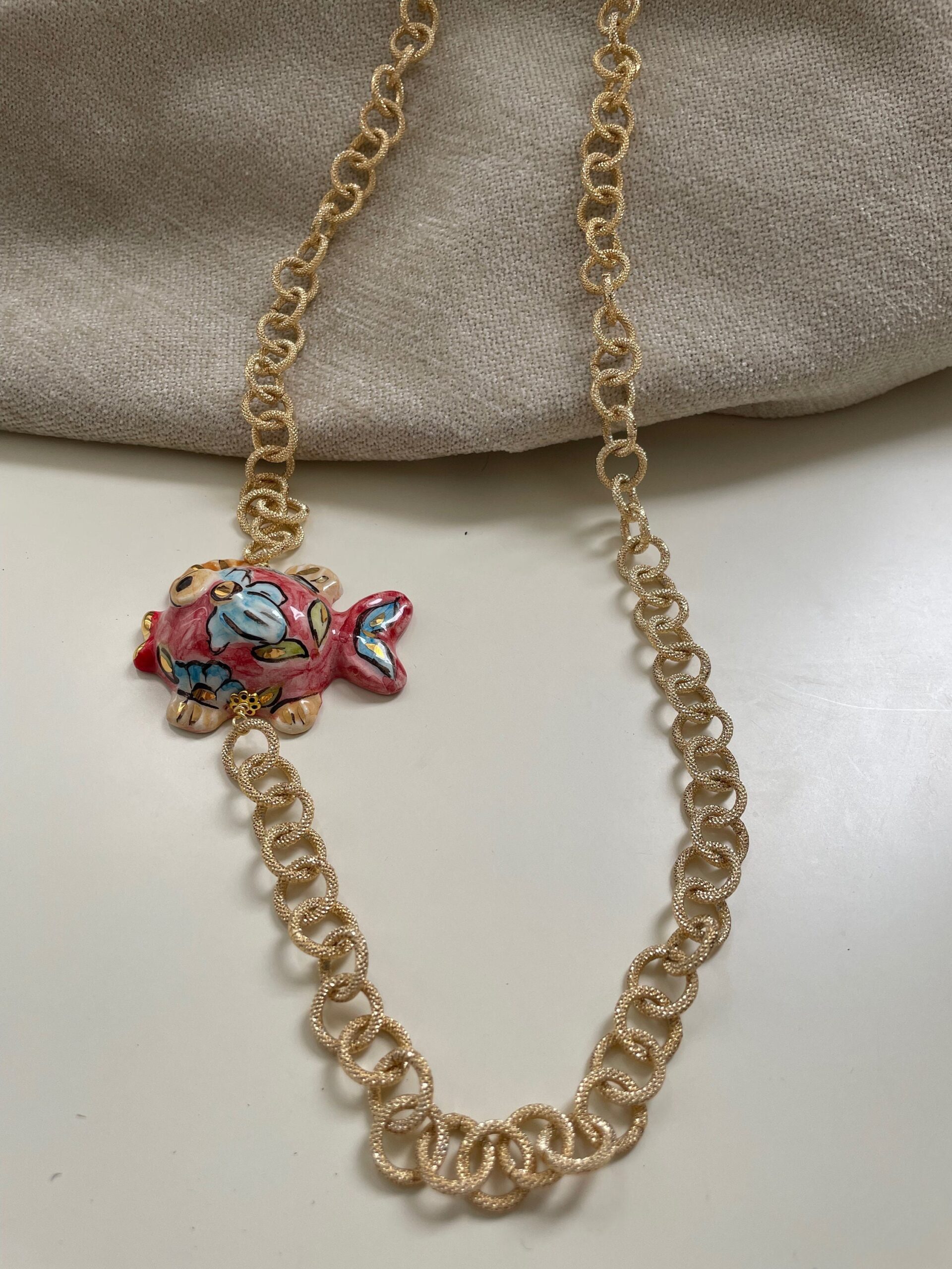 Collana con catena a maglia larga, pesce in ceramica di Caltagirone. Collane caratteristiche siciliane