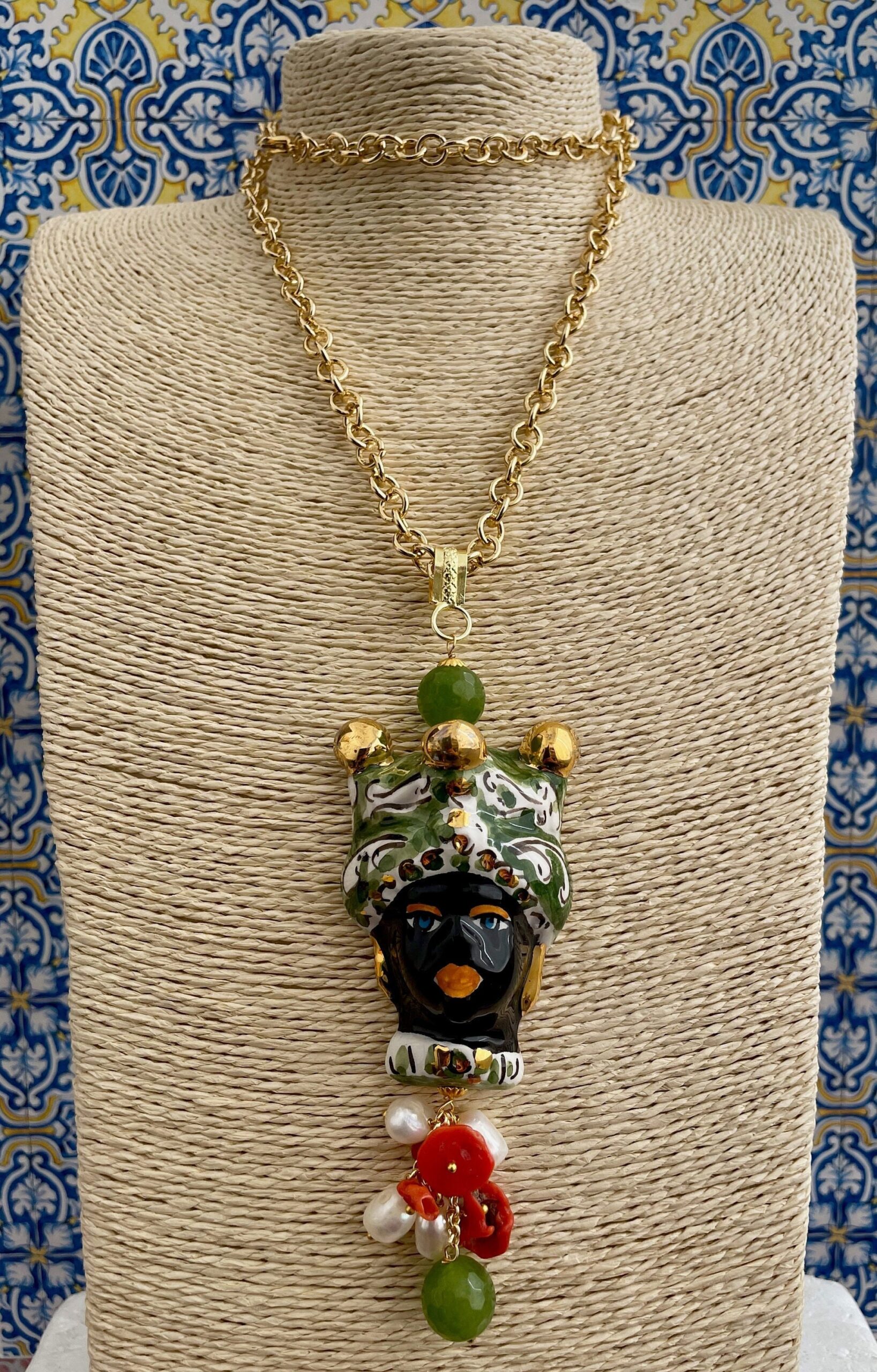 Collana con ciondolo lungo in ceramica di caltagirone, testa di moro, catena anallergica. Collane caratteristiche siciliane