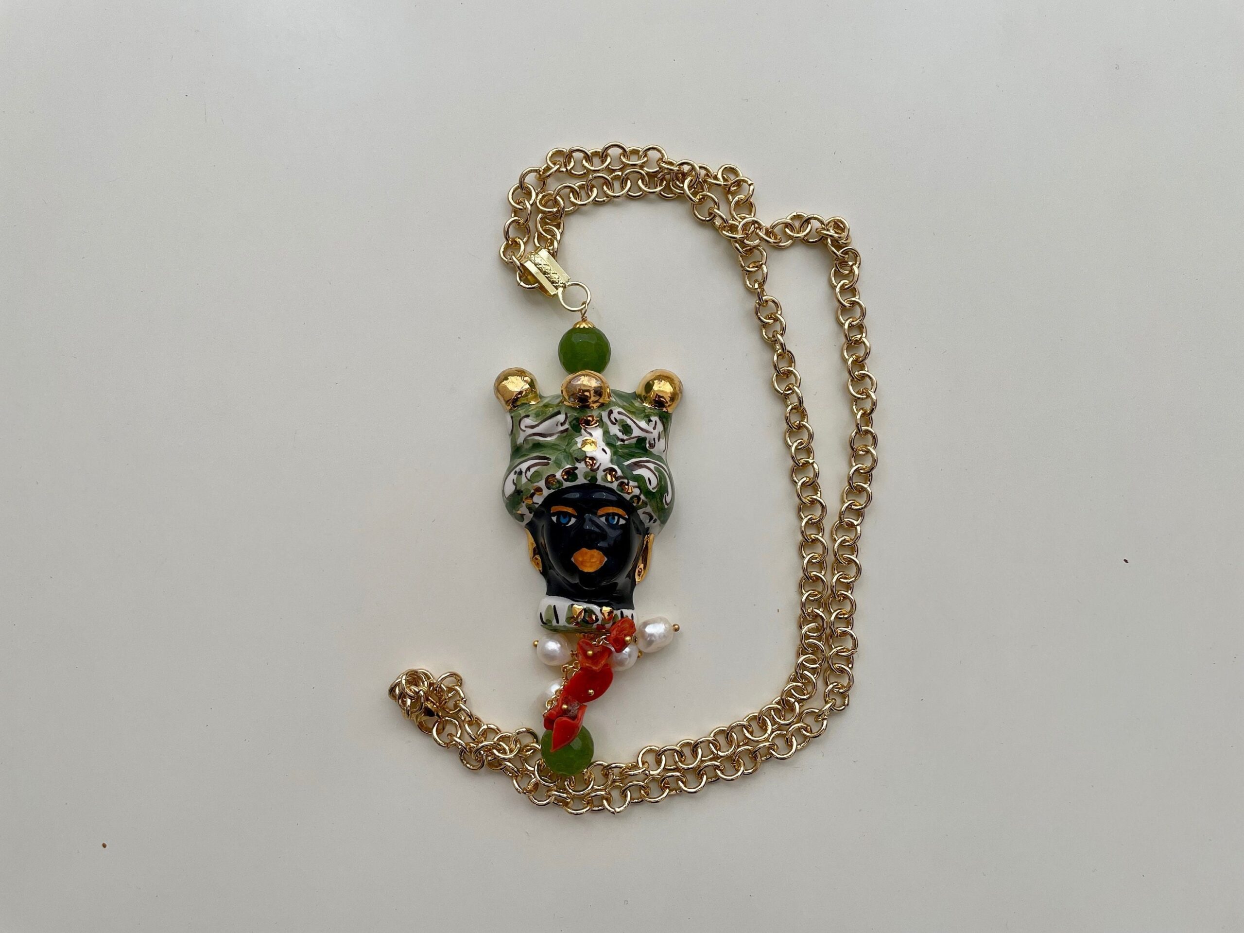 Collana con ciondolo lungo in ceramica di caltagirone, testa di moro, catena anallergica. Collane caratteristiche siciliane