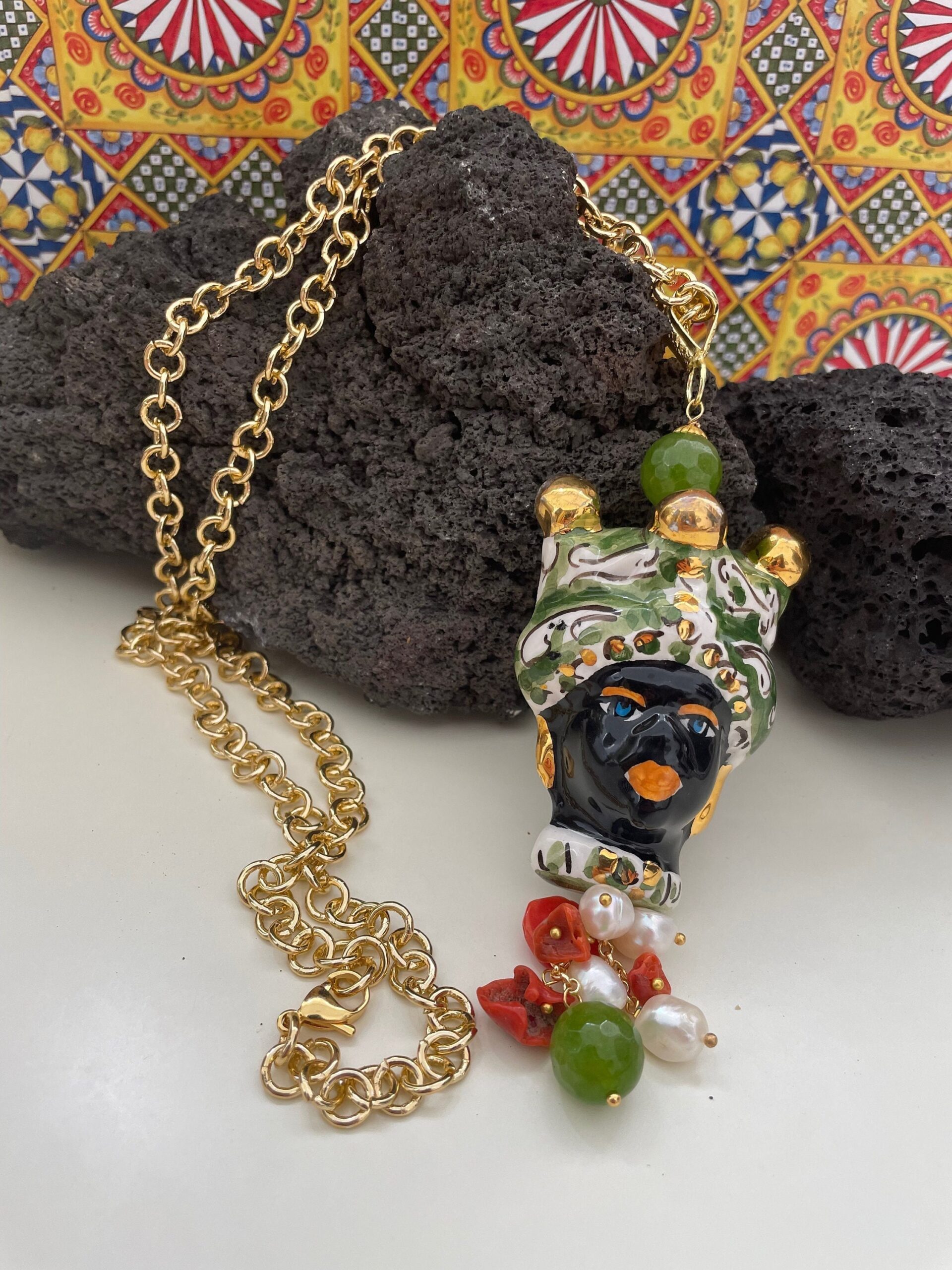 Collana con ciondolo lungo in ceramica di caltagirone, testa di moro, catena anallergica. Collane caratteristiche siciliane