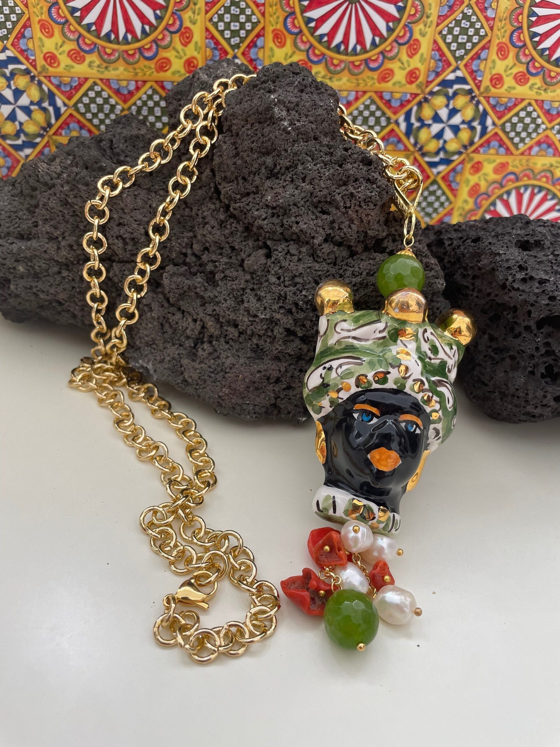 Collana con ciondolo lungo in ceramica di caltagirone, testa di moro, catena anallergica. Collane caratteristiche siciliane