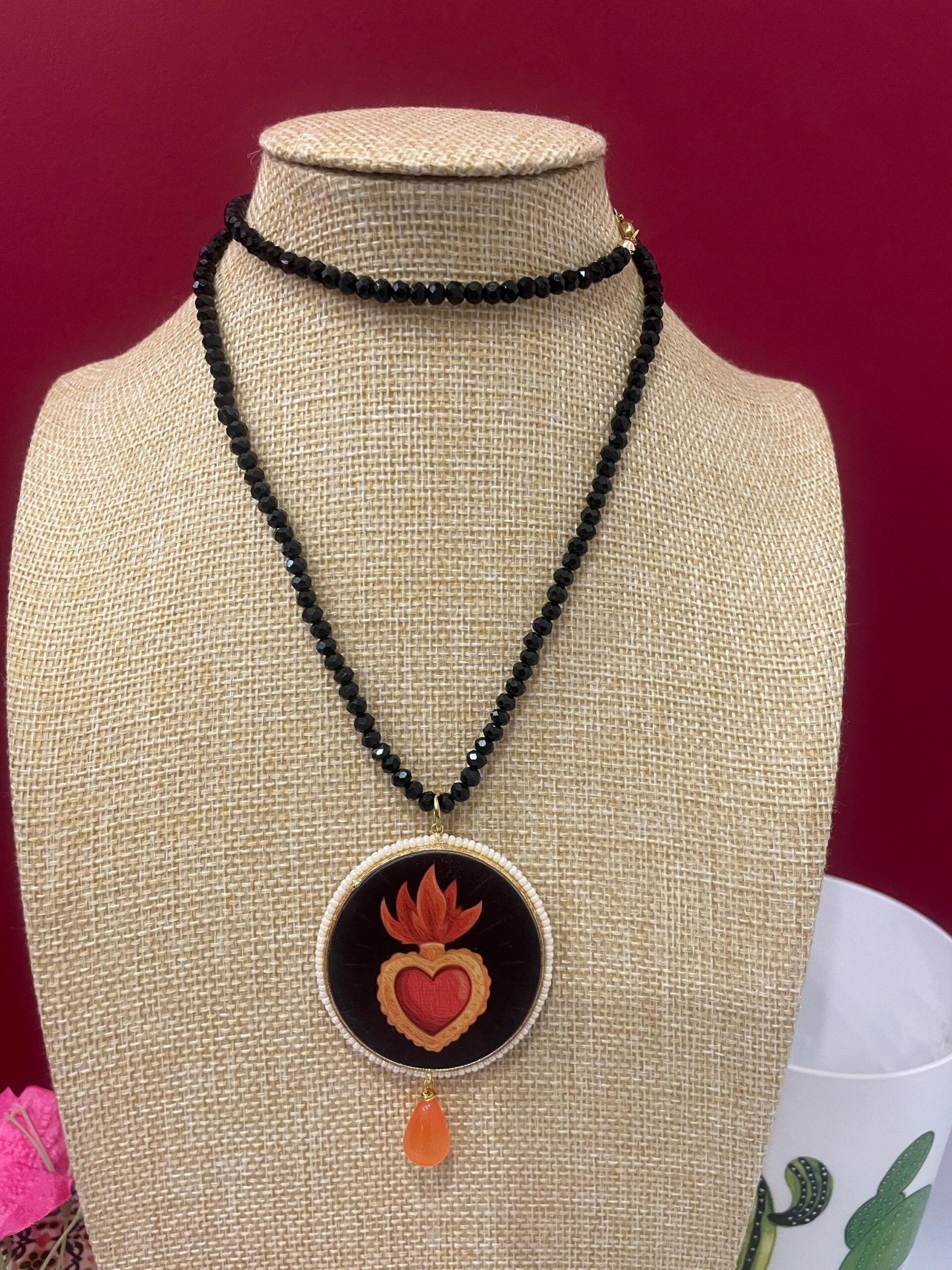Collana siciliana con filo cristalli neri, grande medaglione double-face con Cuore Sacro, perla a goccia di Occhio di gatto. Collane caratteristiche siciliane