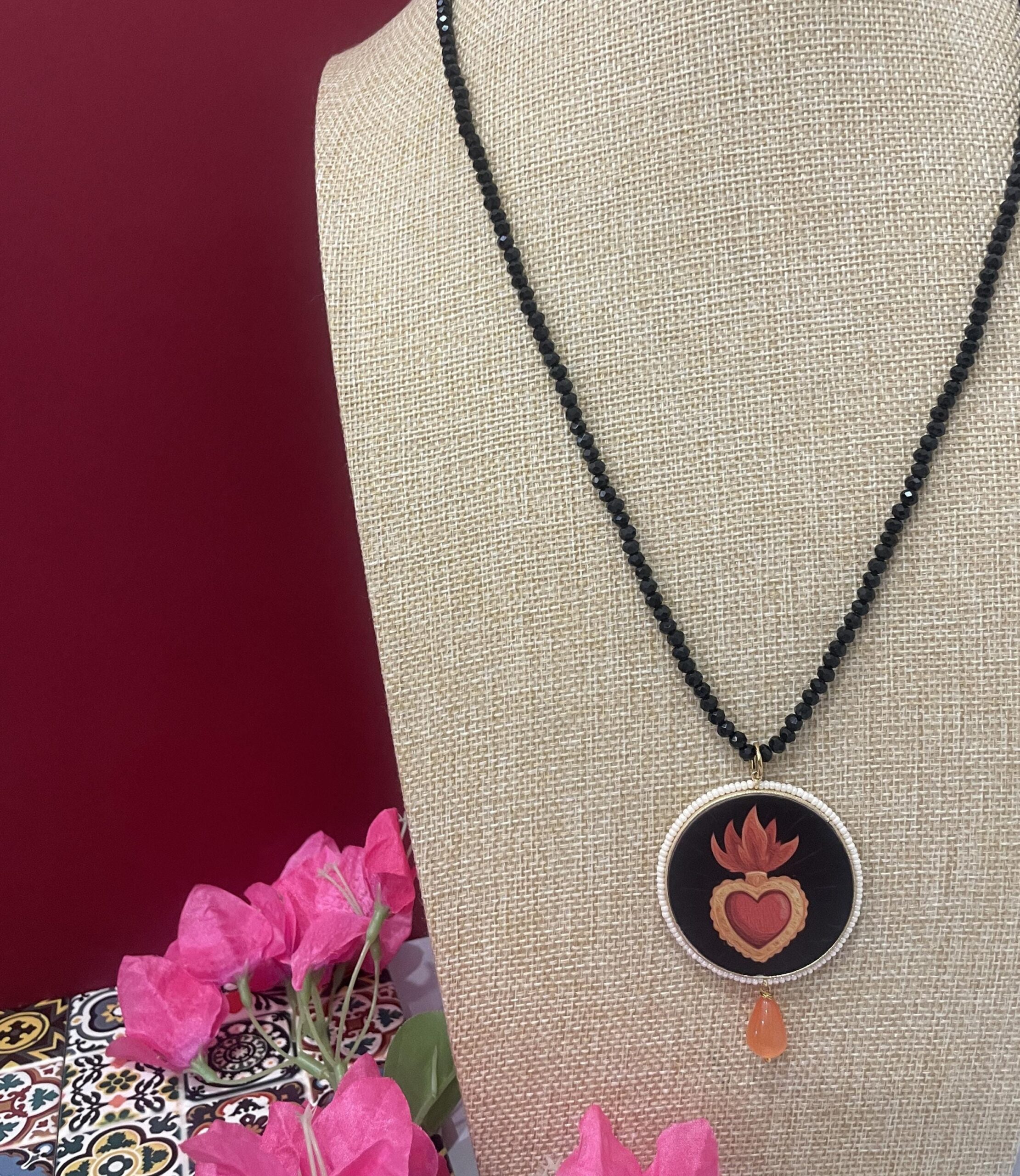 Collana siciliana con filo cristalli neri, grande medaglione double-face con Cuore Sacro, perla a goccia di Occhio di gatto. Collane caratteristiche siciliane