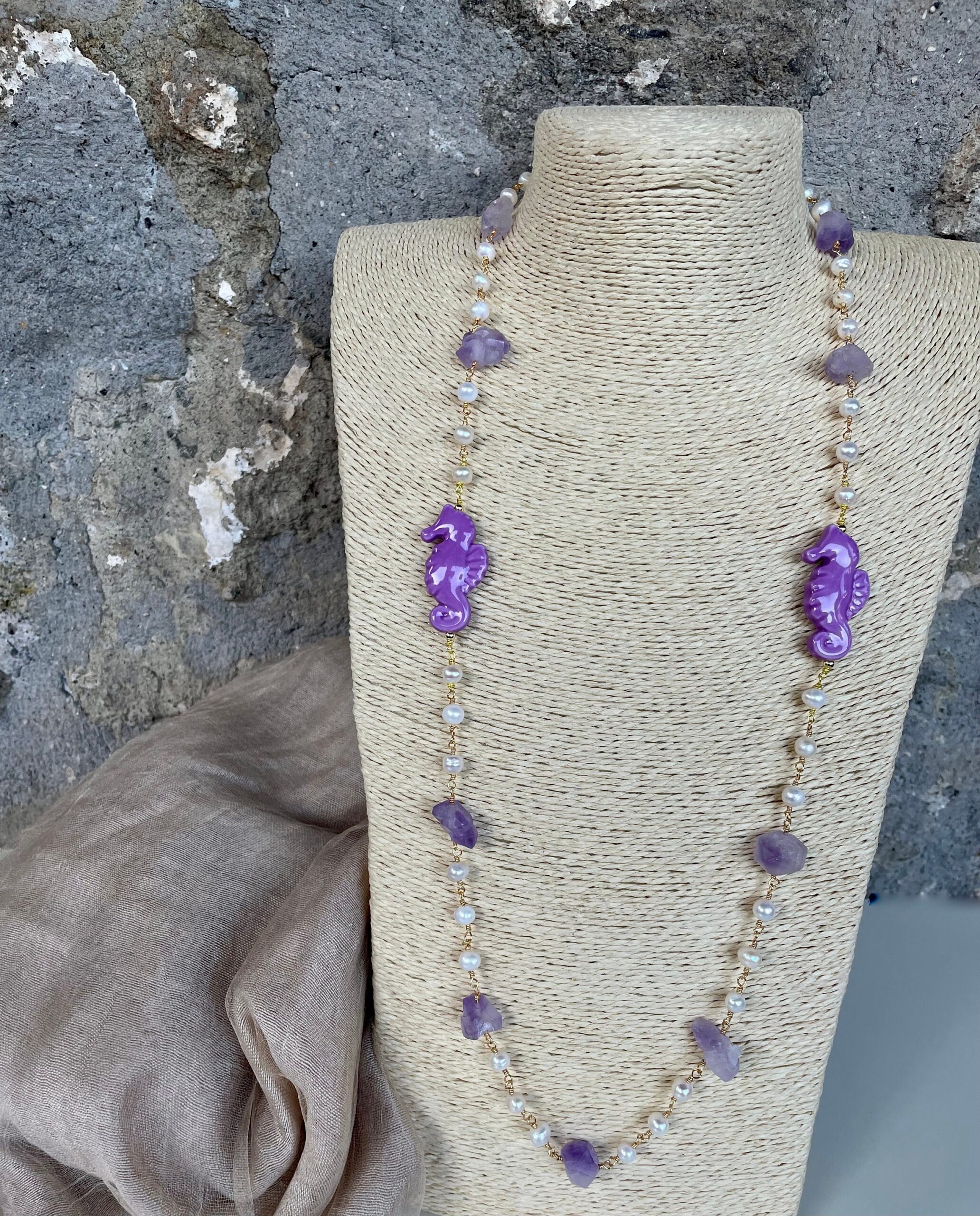 Collana siciliana, lunga, sassi di ametista, perle di fiume e cavallucci marini in ceramica di Caltagirone. Collane caratteristiche siciliane