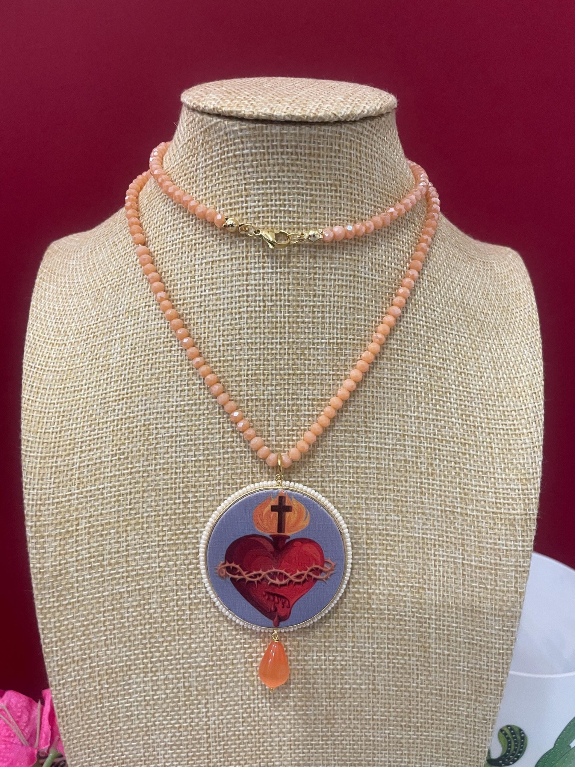 Collana siciliana con filo cristalli rosa, grande medaglione double-face con Cuore Sacro, perla a goccia di Occhio di gatto. Collane caratteristiche siciliane