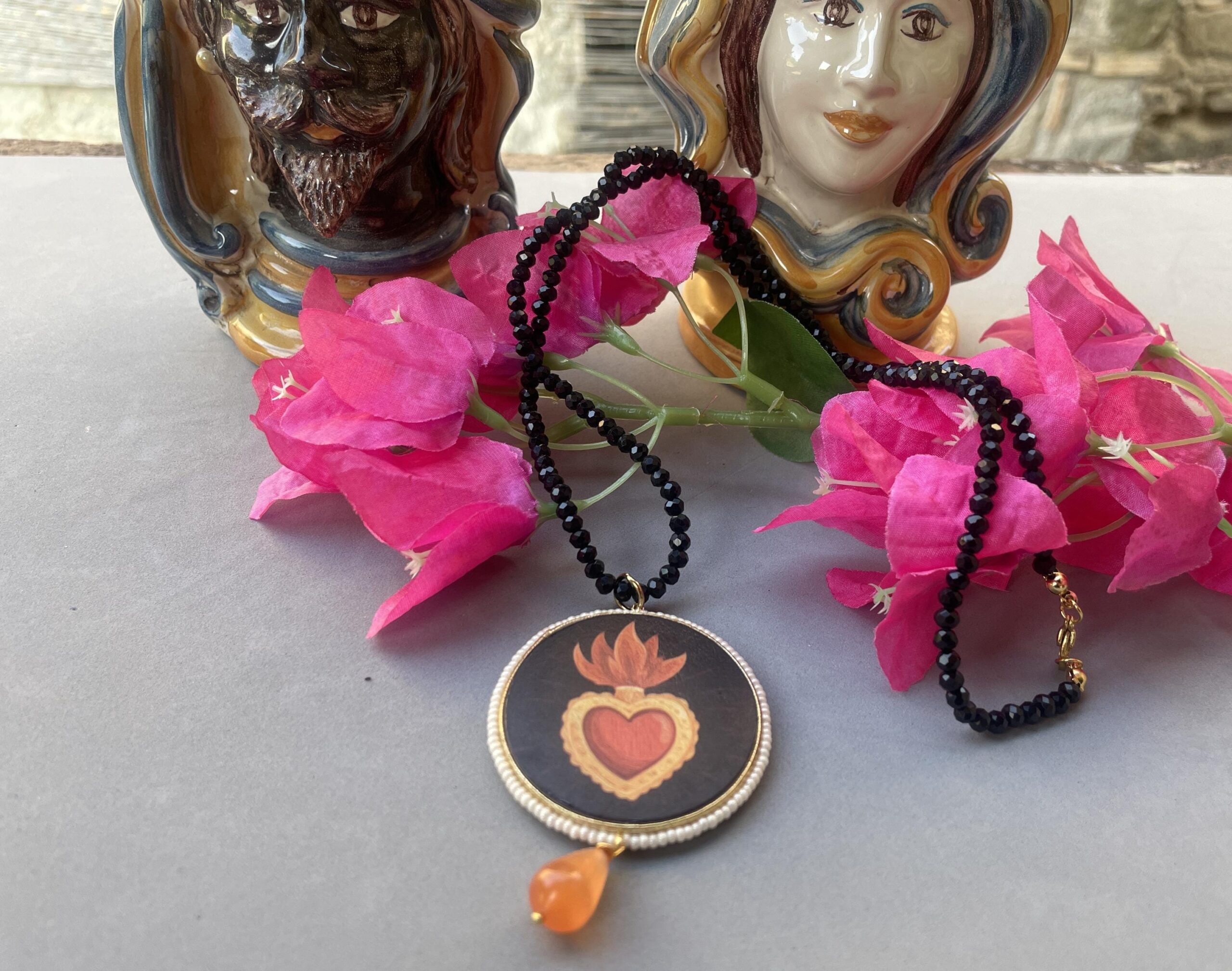Collana siciliana con filo cristalli neri, grande medaglione double-face con Cuore Sacro, perla a goccia di Occhio di gatto. Collane caratteristiche siciliane